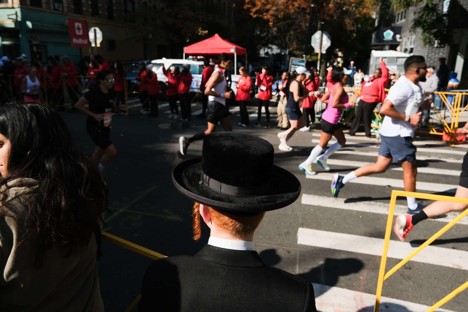 59 226 finishers : record du monde battu pour le Marathon de New York 2025 qui reprend sa couronne de plus grand marathon du monde. Chiffres clés, performances, ambiance et faits marquants d’une édition historique.
