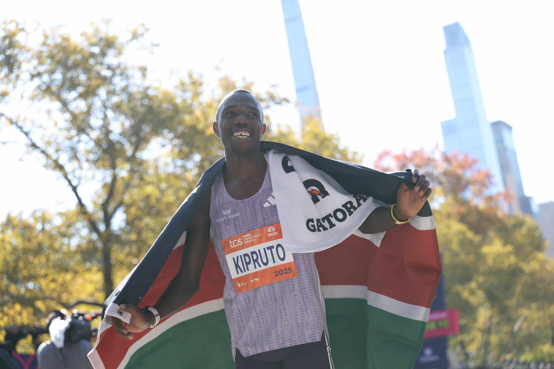 59 226 finishers : record du monde battu pour le Marathon de New York 2025 qui reprend sa couronne de plus grand marathon du monde. Chiffres clés, performances, ambiance et faits marquants d’une édition historique.