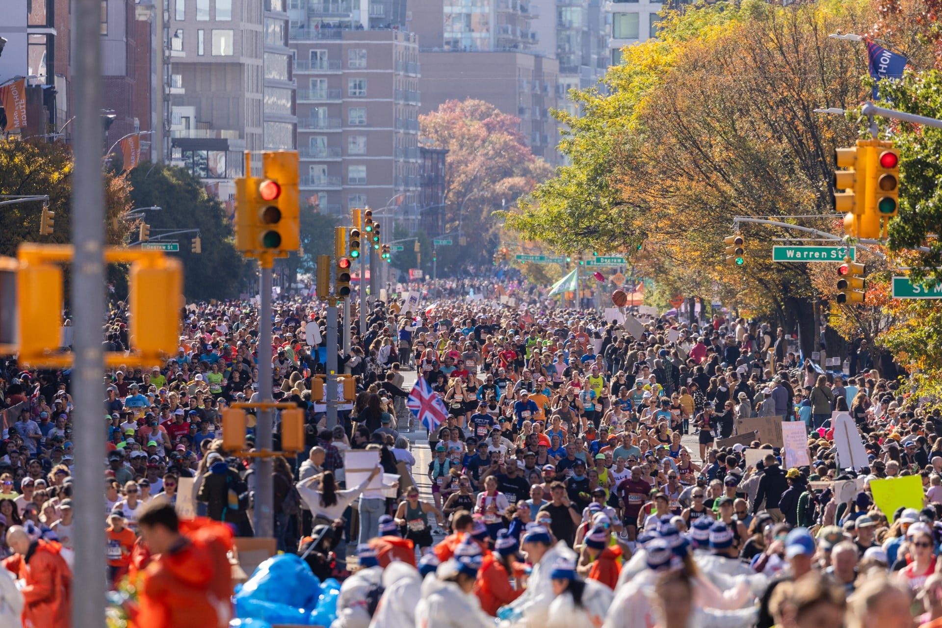 59 226 finishers : record du monde battu pour le Marathon de New York 2025 qui reprend sa couronne de plus grand marathon du monde. Chiffres clés, performances, ambiance et faits marquants d’une édition historique.