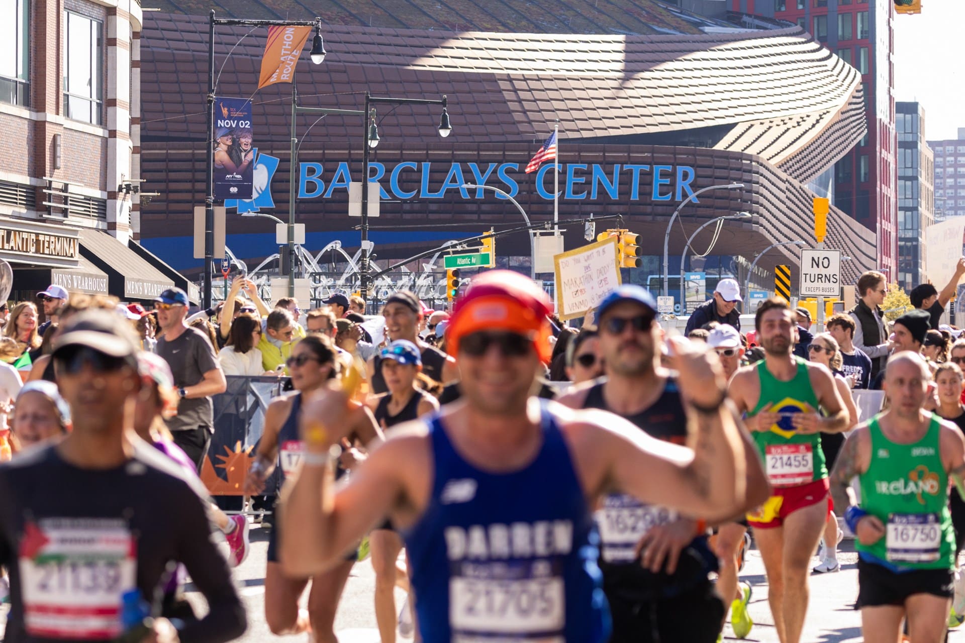 59 226 finishers : record du monde battu pour le Marathon de New York 2025 qui reprend sa couronne de plus grand marathon du monde. Chiffres clés, performances, ambiance et faits marquants d’une édition historique.