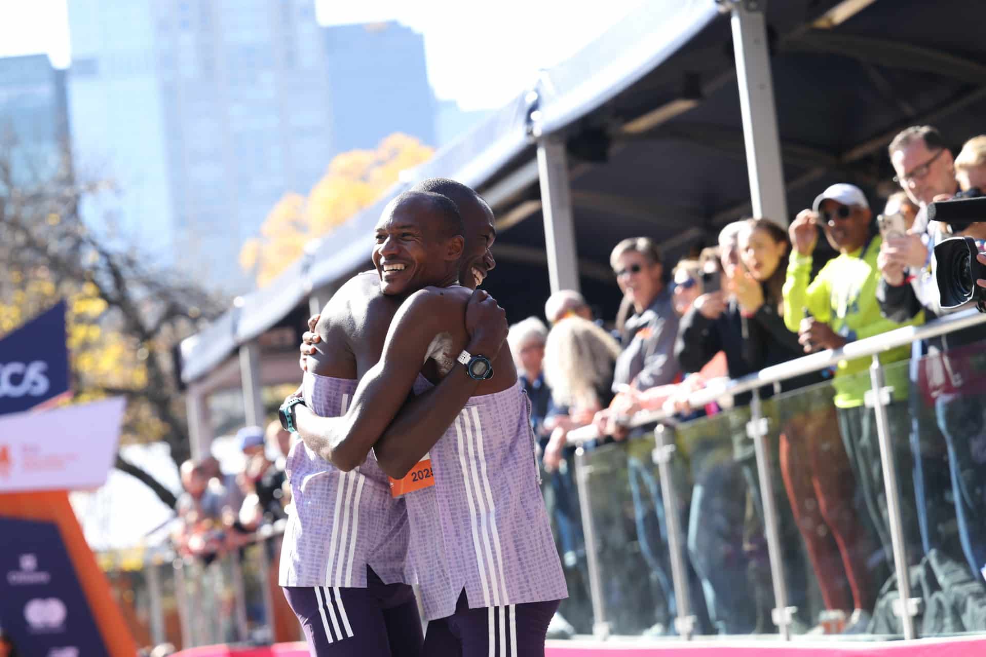 59 226 finishers : record du monde battu pour le Marathon de New York 2025 qui reprend sa couronne de plus grand marathon du monde. Chiffres clés, performances, ambiance et faits marquants d’une édition historique.