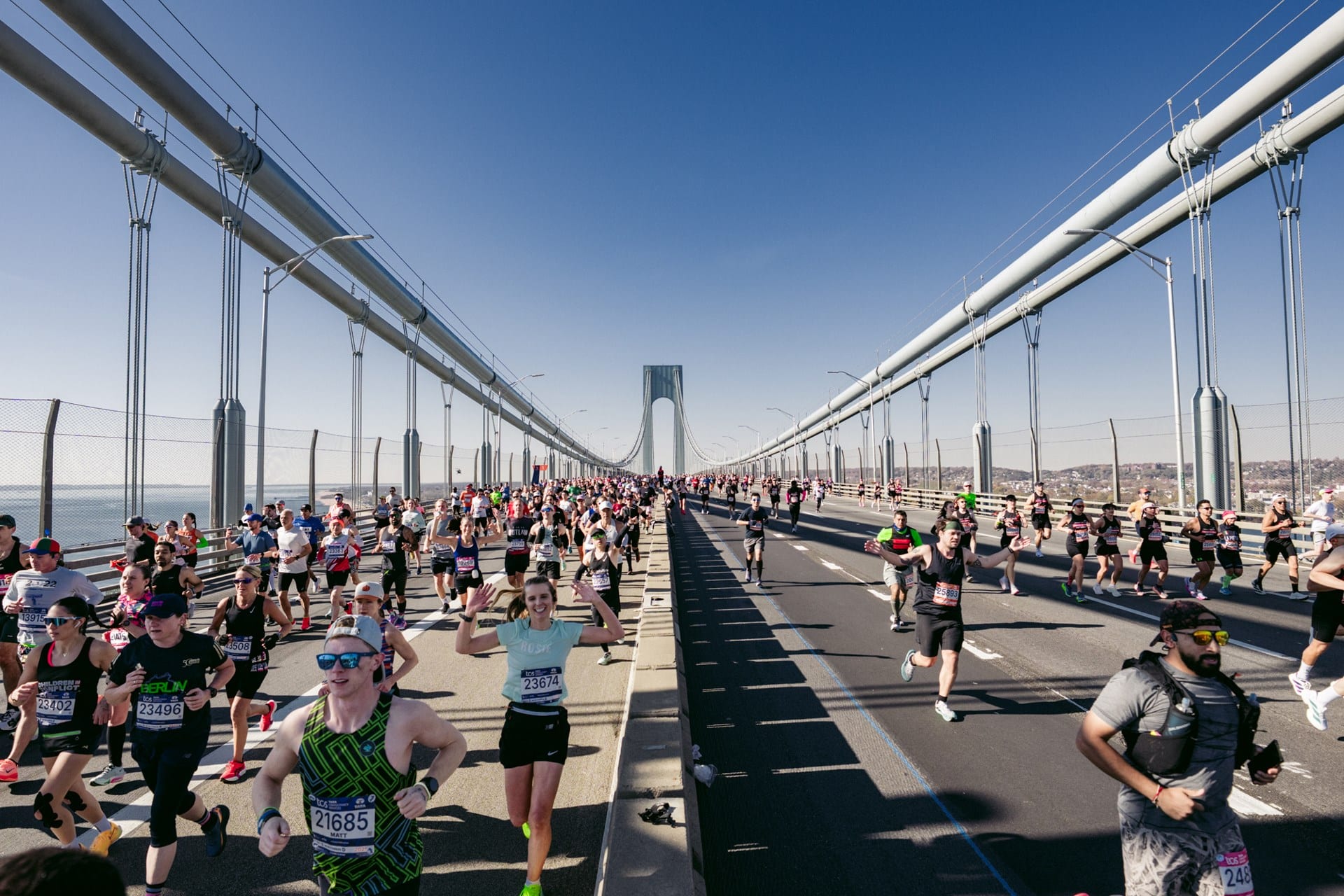 59 226 finishers : record du monde battu pour le Marathon de New York 2025 qui reprend sa couronne de plus grand marathon du monde. Chiffres clés, performances, ambiance et faits marquants d’une édition historique.