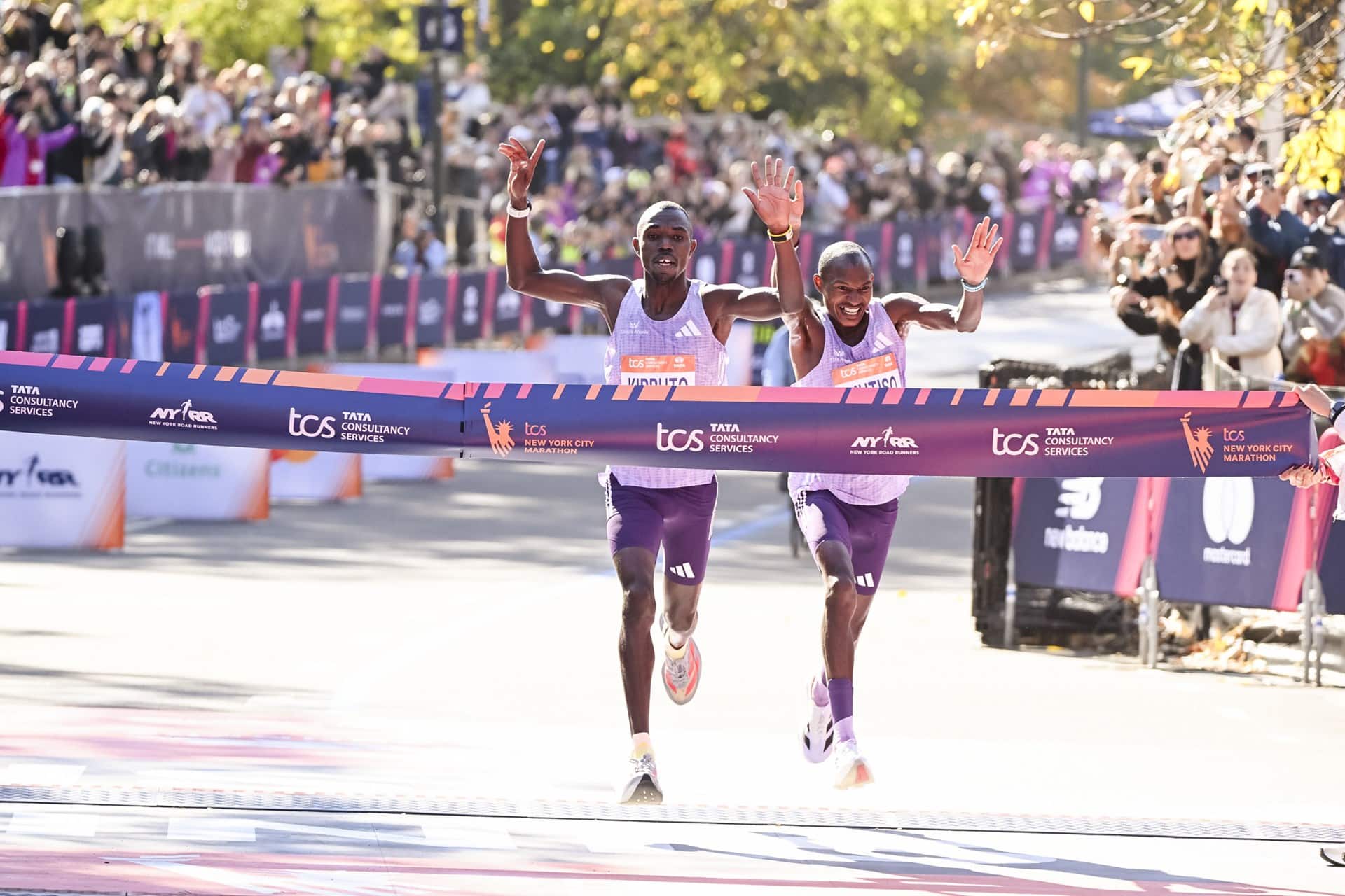 59 226 finishers : record du monde battu pour le Marathon de New York 2025 qui reprend sa couronne de plus grand marathon du monde. Chiffres clés, performances, ambiance et faits marquants d’une édition historique.