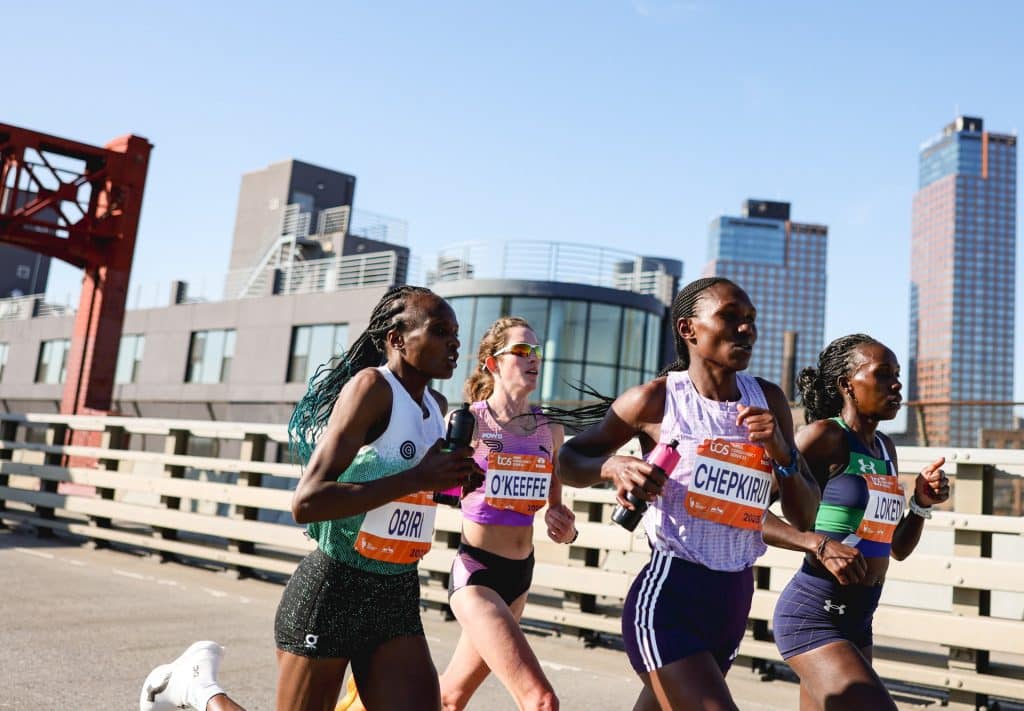 59 226 finishers : record du monde battu pour le Marathon de New York 2025 qui reprend sa couronne de plus grand marathon du monde. Chiffres clés, performances, ambiance et faits marquants d’une édition historique.