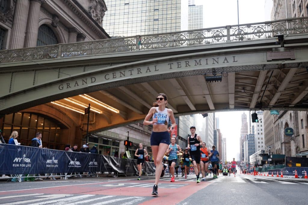Découvrez toutes les options pour obtenir un dossard au United Airlines NYC Half : loterie, qualification, programme 4 Out of 6, charity et tour-opérateurs. Guide complet pour courir 21,1 km de Brooklyn à Central Park.