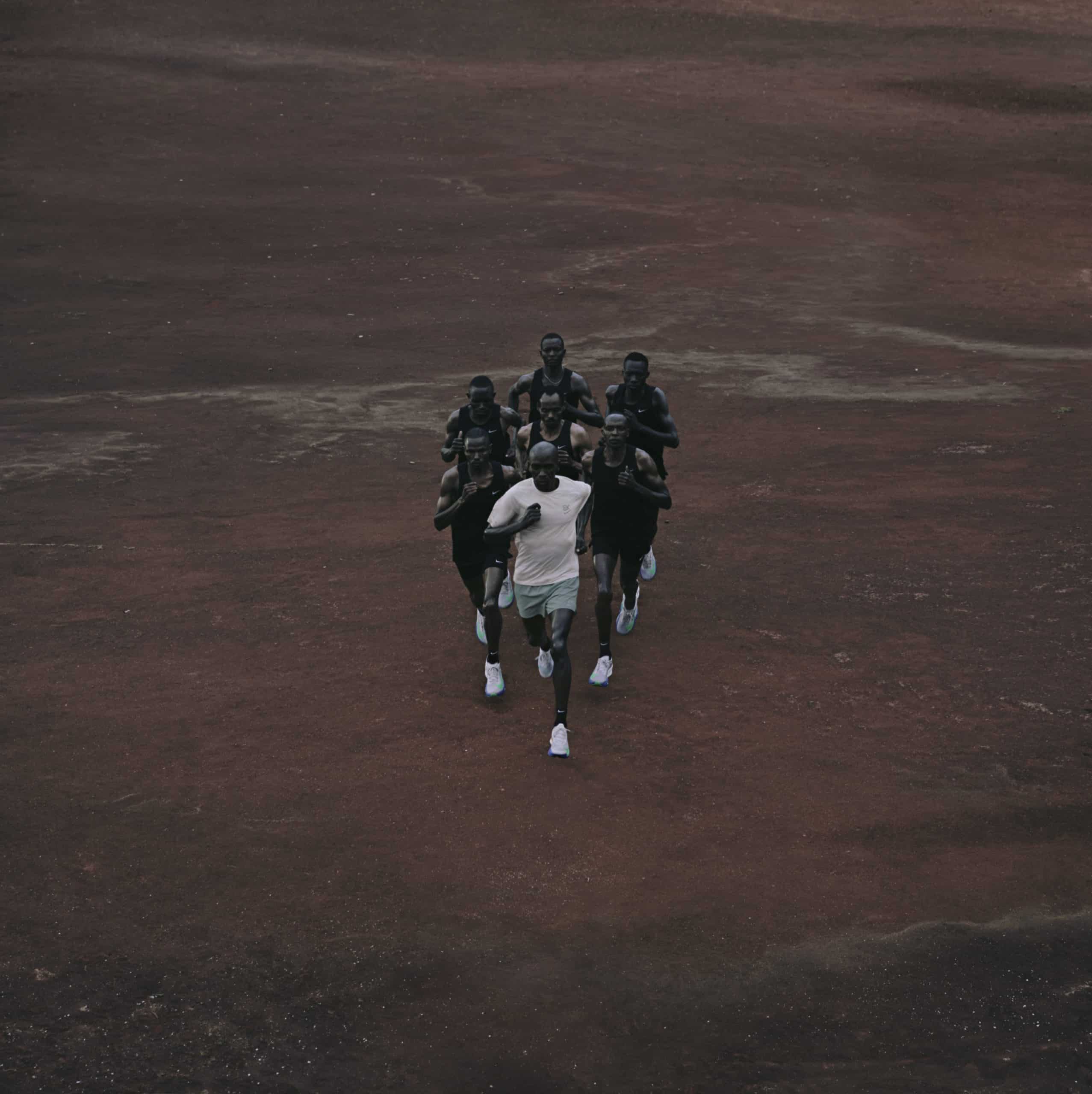 Nike dévoile la nouvelle collection Eliud Kipchoge : quatre modèles iconiques et une philosophie centrée sur le collectif, la transmission et la performance.