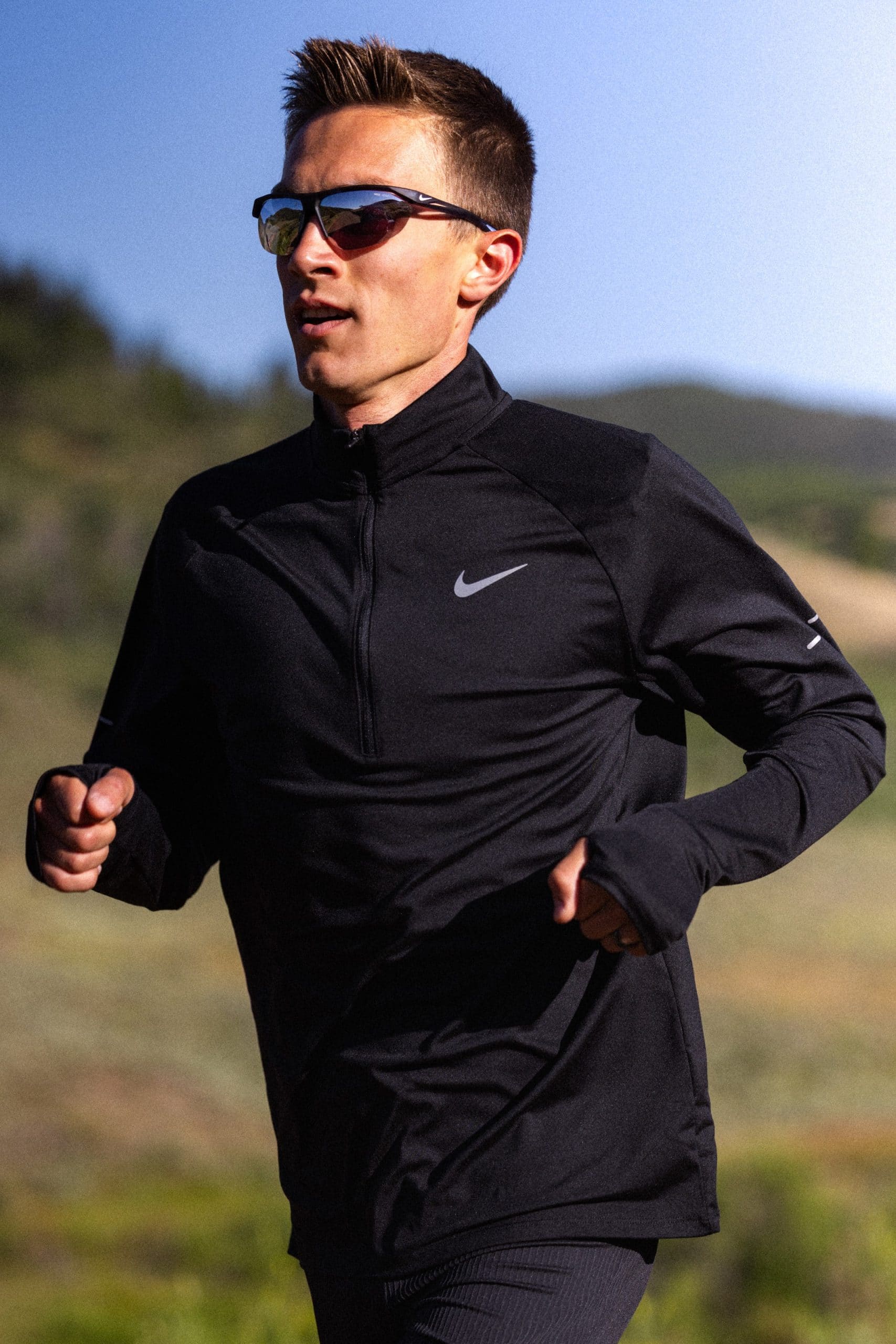 Huitième du marathon des Jeux de Paris, Conner Mantz incarne cette génération de coureurs américains qui redonnent vie au marathon. Ce dimanche, il tentera de battre le record national au prestigieux Marathon de Chicago. Un coureur méthodique, travailleur, accro à l’entraînement. Grâce à ses qualités et son expérience, il s’est retrouvé au cœur d’un projet secret signé Nike : tester un prototype encore inconnu du grand public, la Vomero Premium.