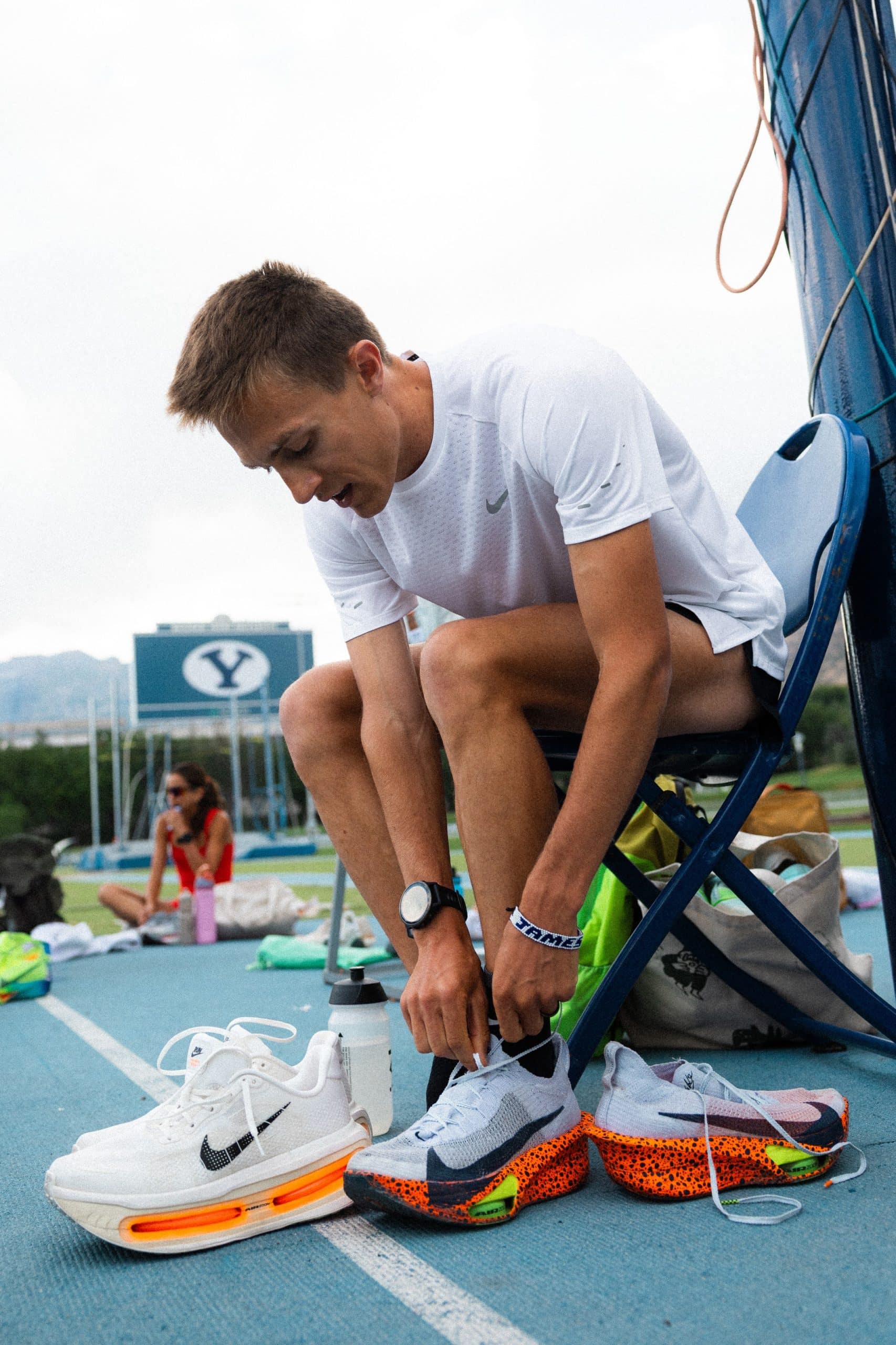 Huitième du marathon des Jeux de Paris, Conner Mantz incarne cette génération de coureurs américains qui redonnent vie au marathon. Ce dimanche, il tentera de battre le record national au prestigieux Marathon de Chicago. Un coureur méthodique, travailleur, accro à l’entraînement. Grâce à ses qualités et son expérience, il s’est retrouvé au cœur d’un projet secret signé Nike : tester un prototype encore inconnu du grand public, la Vomero Premium.