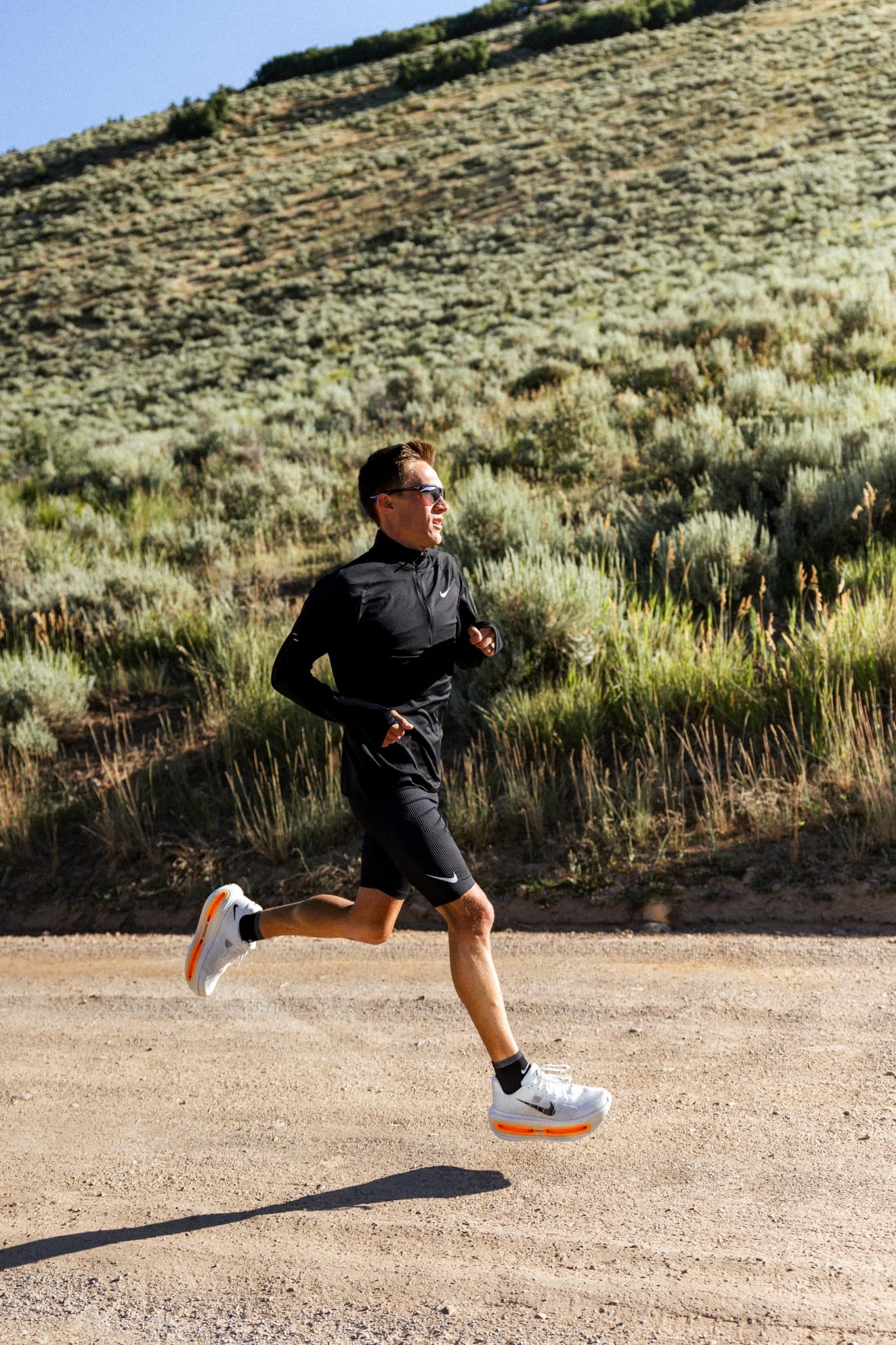 Huitième du marathon des Jeux de Paris, Conner Mantz incarne cette génération de coureurs américains qui redonnent vie au marathon. Ce dimanche, il tentera de battre le record national au prestigieux Marathon de Chicago. Un coureur méthodique, travailleur, accro à l’entraînement. Grâce à ses qualités et son expérience, il s’est retrouvé au cœur d’un projet secret signé Nike : tester un prototype encore inconnu du grand public, la Vomero Premium.