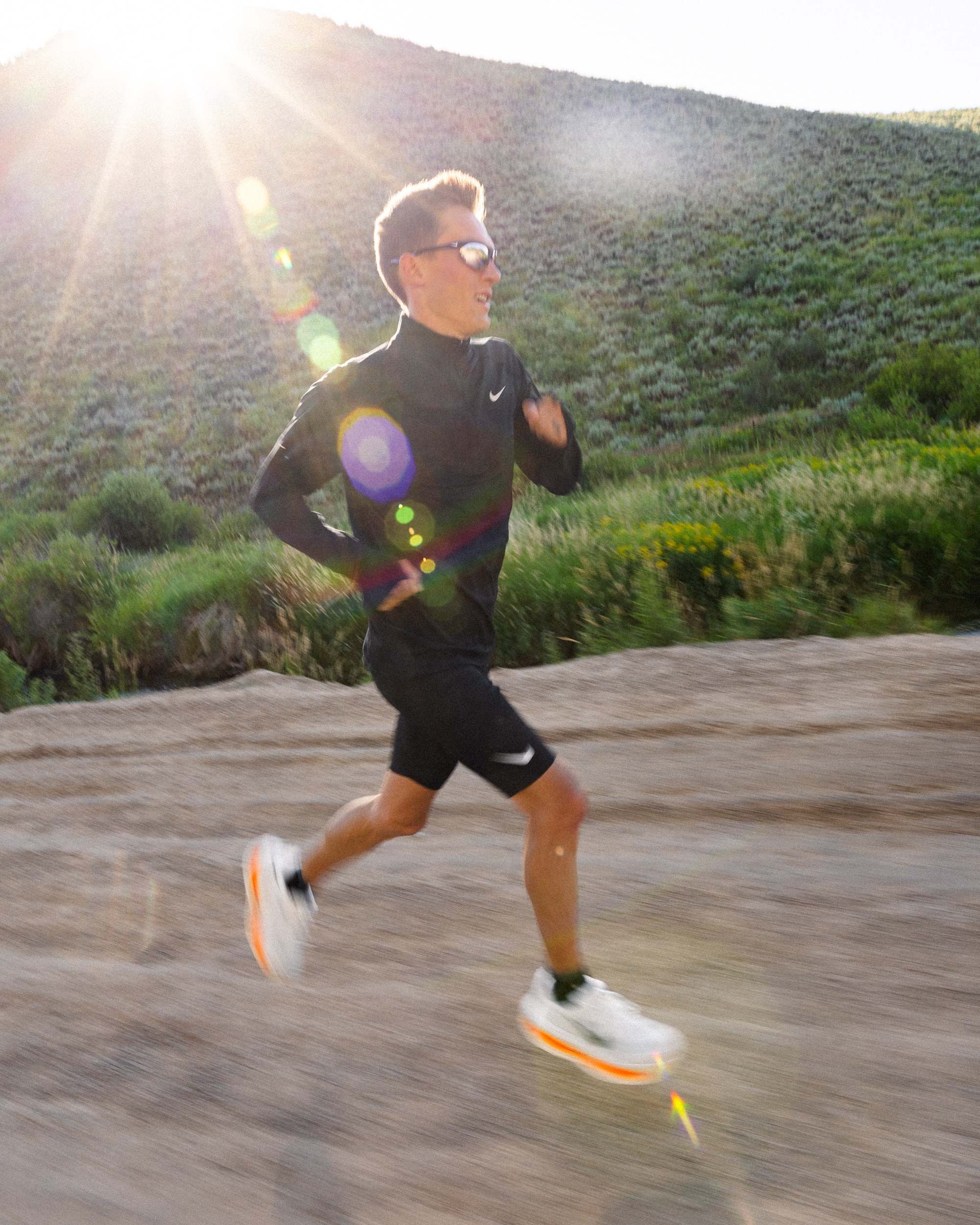 Huitième du marathon des Jeux de Paris, Conner Mantz incarne cette génération de coureurs américains qui redonnent vie au marathon. Ce dimanche, il tentera de battre le record national au prestigieux Marathon de Chicago. Un coureur méthodique, travailleur, accro à l’entraînement. Grâce à ses qualités et son expérience, il s’est retrouvé au cœur d’un projet secret signé Nike : tester un prototype encore inconnu du grand public, la Vomero Premium.