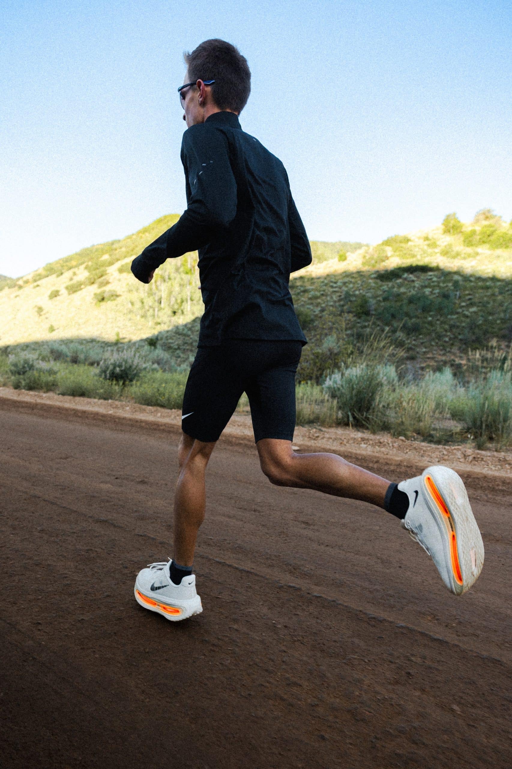 Huitième du marathon des Jeux de Paris, Conner Mantz incarne cette génération de coureurs américains qui redonnent vie au marathon. Ce dimanche, il tentera de battre le record national au prestigieux Marathon de Chicago. Un coureur méthodique, travailleur, accro à l’entraînement. Grâce à ses qualités et son expérience, il s’est retrouvé au cœur d’un projet secret signé Nike : tester un prototype encore inconnu du grand public, la Vomero Premium.