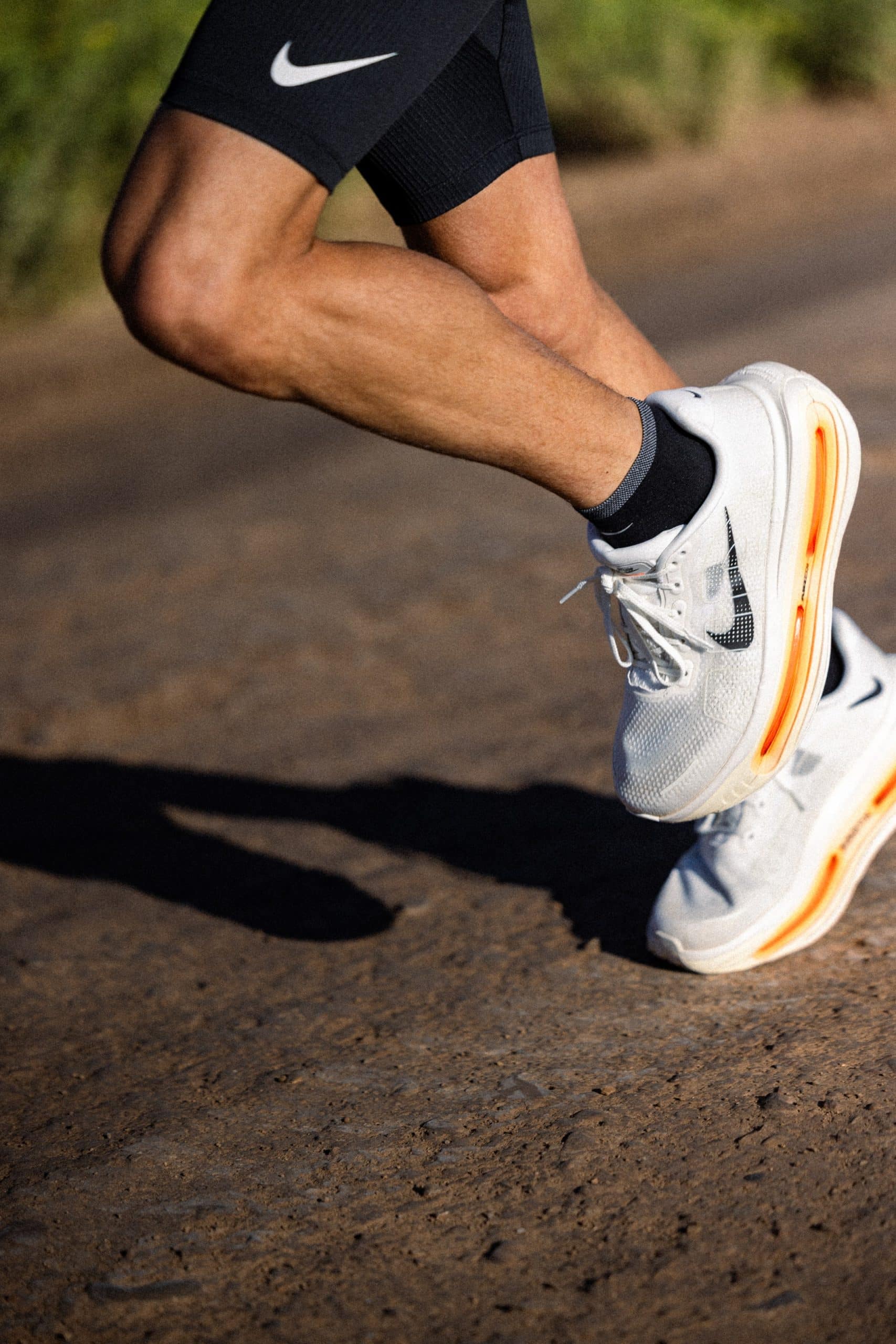 Huitième du marathon des Jeux de Paris, Conner Mantz incarne cette génération de coureurs américains qui redonnent vie au marathon. Ce dimanche, il tentera de battre le record national au prestigieux Marathon de Chicago. Un coureur méthodique, travailleur, accro à l’entraînement. Grâce à ses qualités et son expérience, il s’est retrouvé au cœur d’un projet secret signé Nike : tester un prototype encore inconnu du grand public, la Vomero Premium.