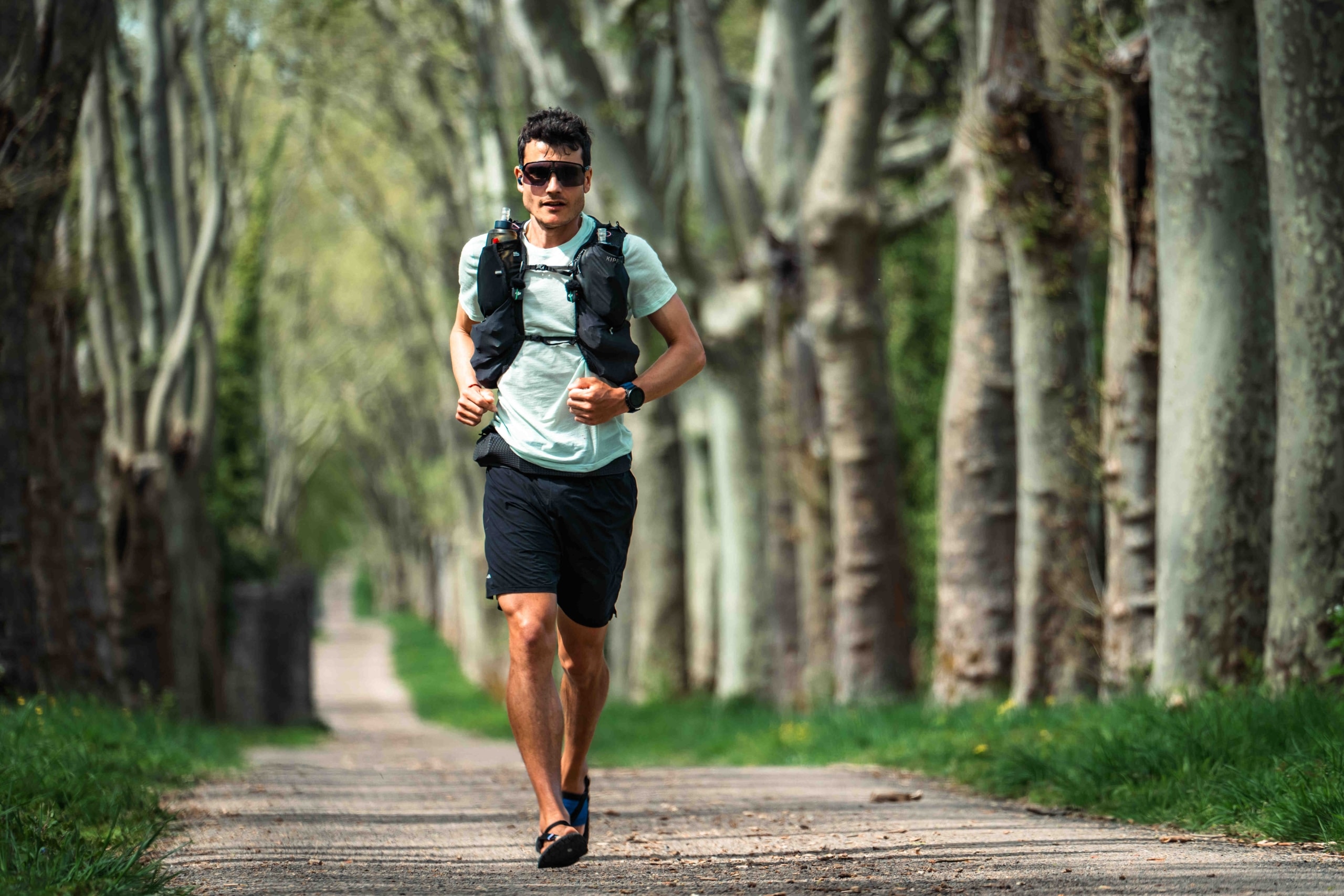 Olivier Maria, coureur amateur de 33 ans, a marqué le mois d’avril 2026 en accomplissant une sacrée aventure. Il a rejoint Marseille depuis Dunkerque en 10 jours, 11 heures et 50 minutes, parcourant ainsi 1 134 kilomètres à pied.