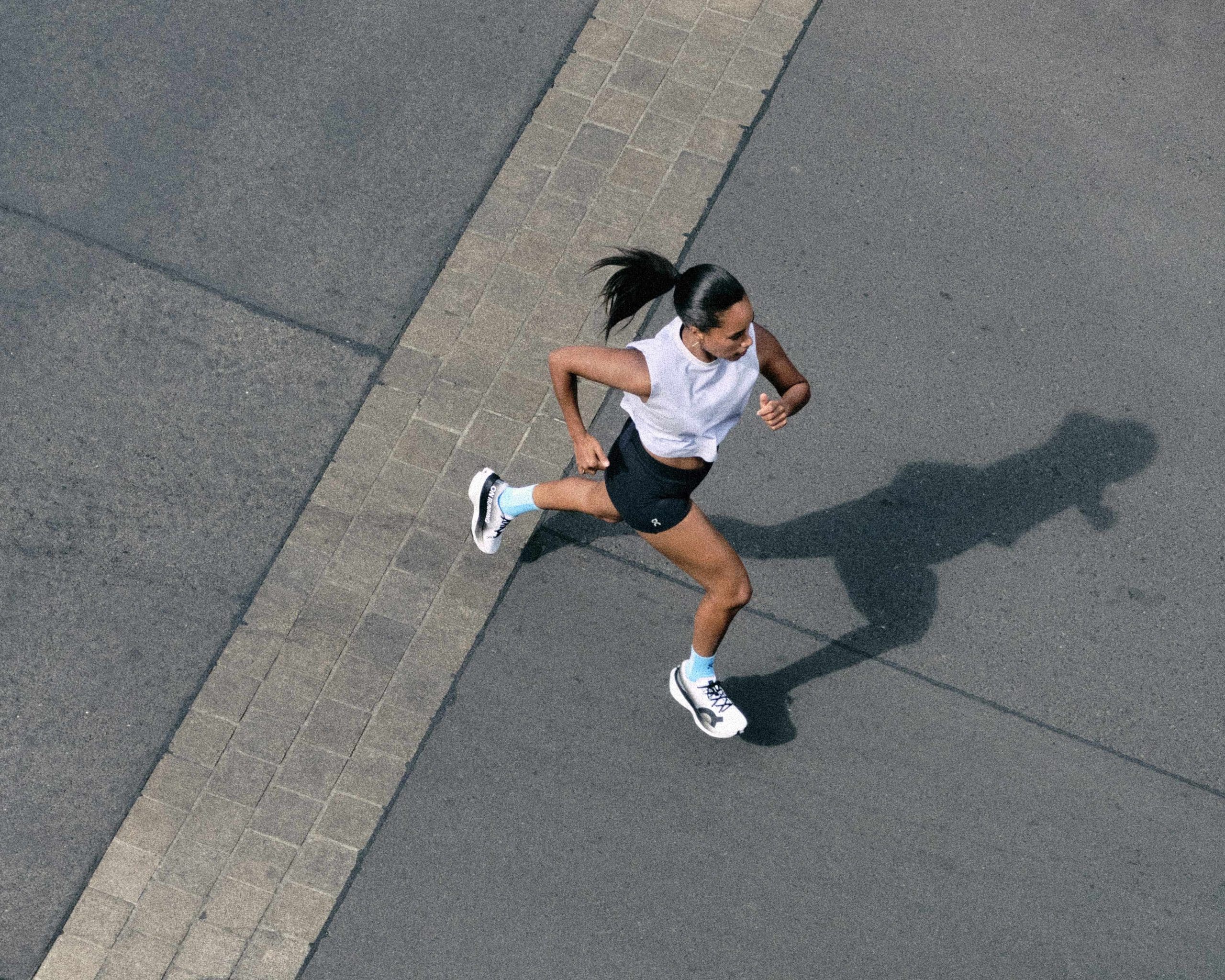 Depuis quelques années, le marché du running est dominé par les supershoes, ces chaussures à plaque carbone pensées pour courir très vite. De véritables avancées technologiques pour les élites, avec leur foulée dynamique et efficace. Mais ces modèles peuvent être très exigeants et pas toujours adaptés à tous. Alors qu’en est-il de la grande majorité des runners, ceux qui cherchent avant tout de la protection, de la structure et du confort pour leur course ? C’est justement pour cette raison que la toute nouvelle On Cloudboom Max a été pensée : une chaussure de compétition conçue pour accompagner les marathoniens visant un chrono entre 4h00 et 4h30. En clair : une chaussure performante, mais surtout pensée pour tenir les 42,195 km avec plaisir et sérénité.