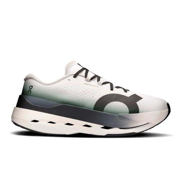 Depuis quelques années, le marché du running est dominé par les supershoes, ces chaussures à plaque carbone pensées pour courir très vite. De véritables avancées technologiques pour les élites, avec leur foulée dynamique et efficace. Mais ces modèles peuvent être très exigeants et pas toujours adaptés à tous. Alors qu’en est-il de la grande majorité des runners, ceux qui cherchent avant tout de la protection, de la structure et du confort pour leur course ? C’est justement pour cette raison que la toute nouvelle On Cloudboom Max a été pensée : une chaussure de compétition conçue pour accompagner les marathoniens visant un chrono entre 4h00 et 4h30. En clair : une chaussure performante, mais surtout pensée pour tenir les 42,195 km avec plaisir et sérénité.