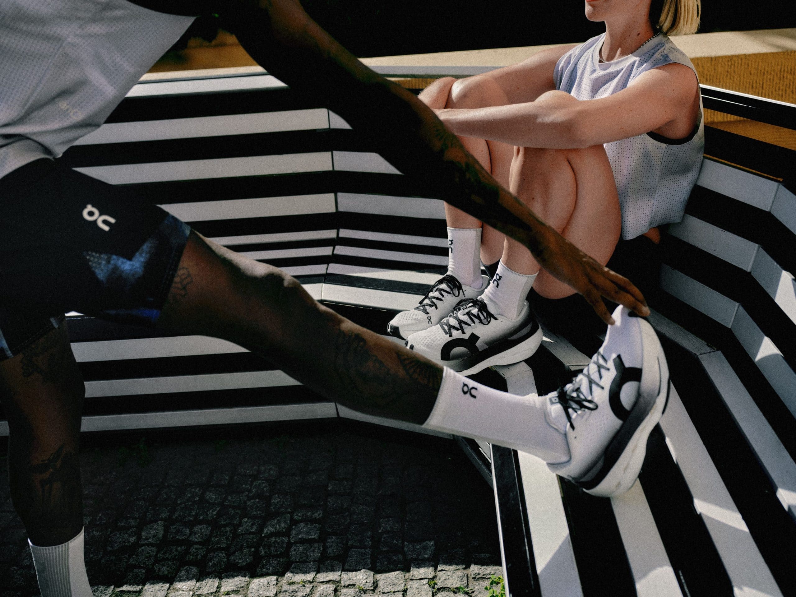 Depuis quelques années, le marché du running est dominé par les supershoes, ces chaussures à plaque carbone pensées pour courir très vite. De véritables avancées technologiques pour les élites, avec leur foulée dynamique et efficace. Mais ces modèles peuvent être très exigeants et pas toujours adaptés à tous. Alors qu’en est-il de la grande majorité des runners, ceux qui cherchent avant tout de la protection, de la structure et du confort pour leur course ? C’est justement pour cette raison que la toute nouvelle On Cloudboom Max a été pensée : une chaussure de compétition conçue pour accompagner les marathoniens visant un chrono entre 4h00 et 4h30. En clair : une chaussure performante, mais surtout pensée pour tenir les 42,195 km avec plaisir et sérénité.