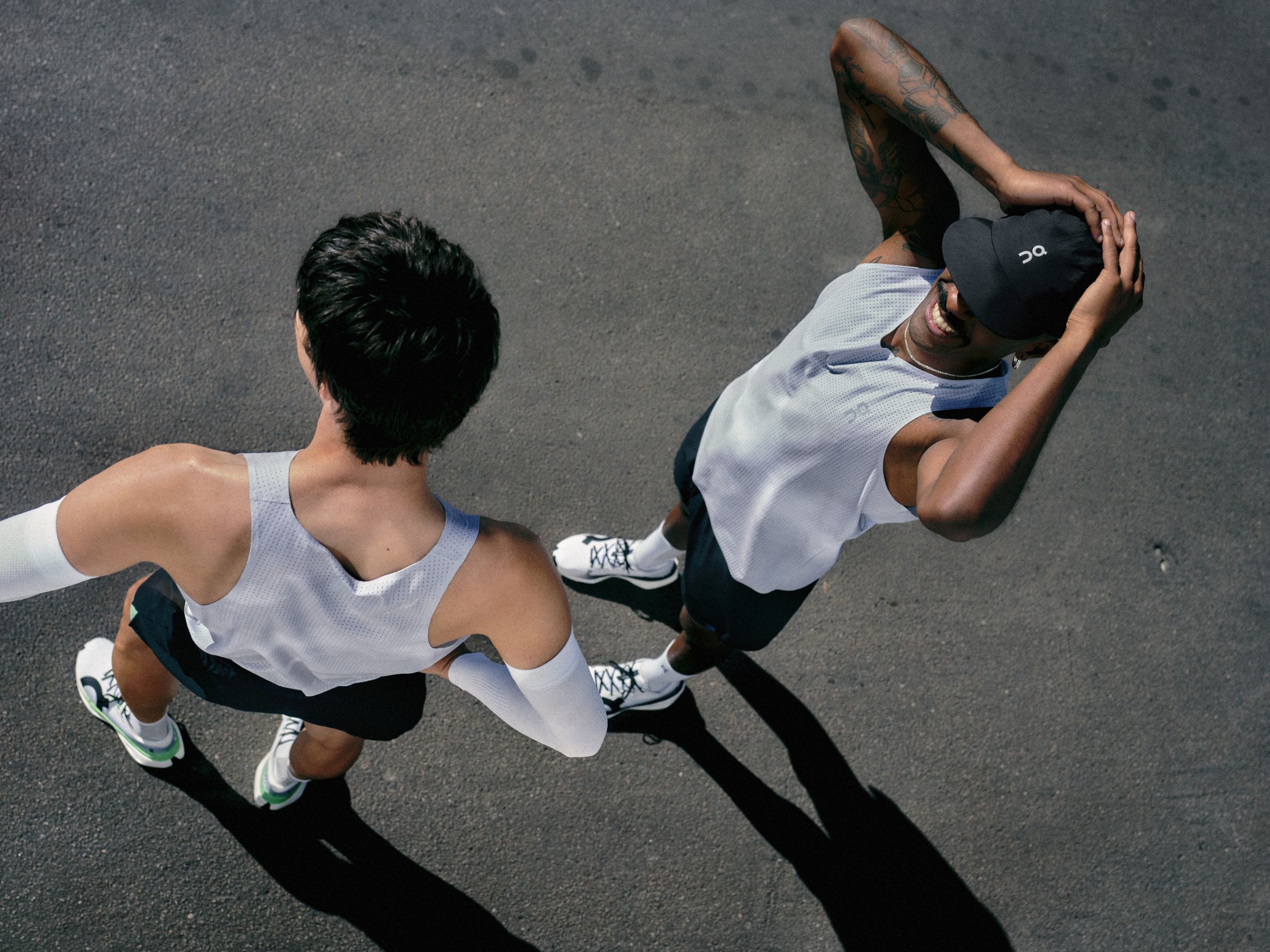Depuis quelques années, le marché du running est dominé par les supershoes, ces chaussures à plaque carbone pensées pour courir très vite. De véritables avancées technologiques pour les élites, avec leur foulée dynamique et efficace. Mais ces modèles peuvent être très exigeants et pas toujours adaptés à tous. Alors qu’en est-il de la grande majorité des runners, ceux qui cherchent avant tout de la protection, de la structure et du confort pour leur course ? C’est justement pour cette raison que la toute nouvelle On Cloudboom Max a été pensée : une chaussure de compétition conçue pour accompagner les marathoniens visant un chrono entre 4h00 et 4h30. En clair : une chaussure performante, mais surtout pensée pour tenir les 42,195 km avec plaisir et sérénité.