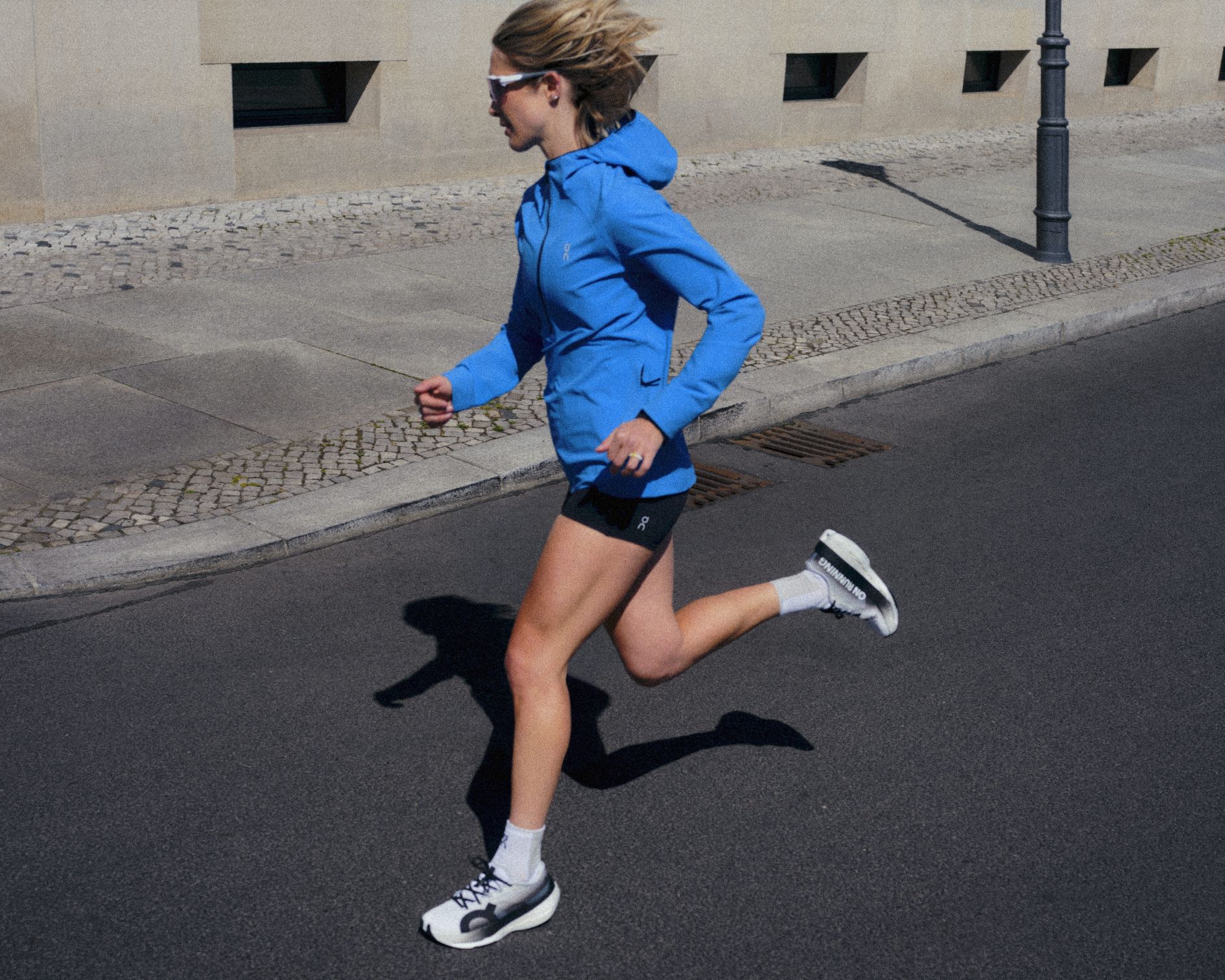 Depuis quelques années, le marché du running est dominé par les supershoes, ces chaussures à plaque carbone pensées pour courir très vite. De véritables avancées technologiques pour les élites, avec leur foulée dynamique et efficace. Mais ces modèles peuvent être très exigeants et pas toujours adaptés à tous. Alors qu’en est-il de la grande majorité des runners, ceux qui cherchent avant tout de la protection, de la structure et du confort pour leur course ? C’est justement pour cette raison que la toute nouvelle On Cloudboom Max a été pensée : une chaussure de compétition conçue pour accompagner les marathoniens visant un chrono entre 4h00 et 4h30. En clair : une chaussure performante, mais surtout pensée pour tenir les 42,195 km avec plaisir et sérénité.