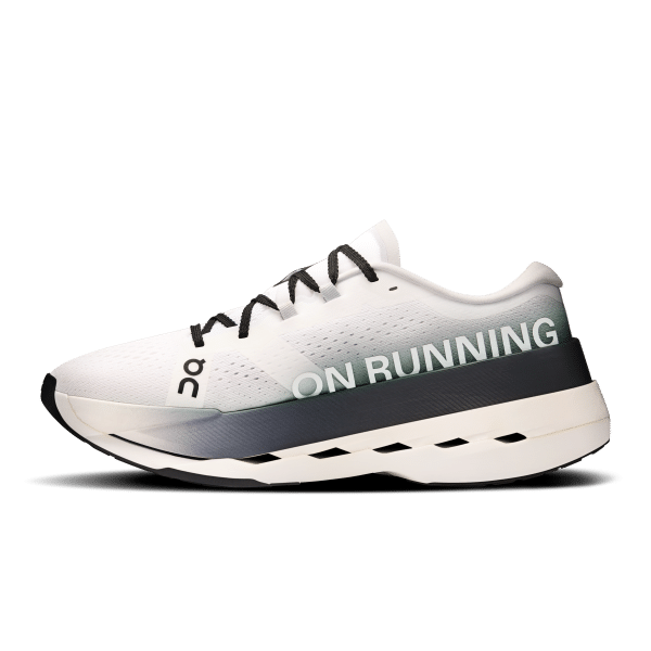 Depuis quelques années, le marché du running est dominé par les supershoes, ces chaussures à plaque carbone pensées pour courir très vite. De véritables avancées technologiques pour les élites, avec leur foulée dynamique et efficace. Mais ces modèles peuvent être très exigeants et pas toujours adaptés à tous. Alors qu’en est-il de la grande majorité des runners, ceux qui cherchent avant tout de la protection, de la structure et du confort pour leur course ? C’est justement pour cette raison que la toute nouvelle On Cloudboom Max a été pensée : une chaussure de compétition conçue pour accompagner les marathoniens visant un chrono entre 4h00 et 4h30. En clair : une chaussure performante, mais surtout pensée pour tenir les 42,195 km avec plaisir et sérénité.