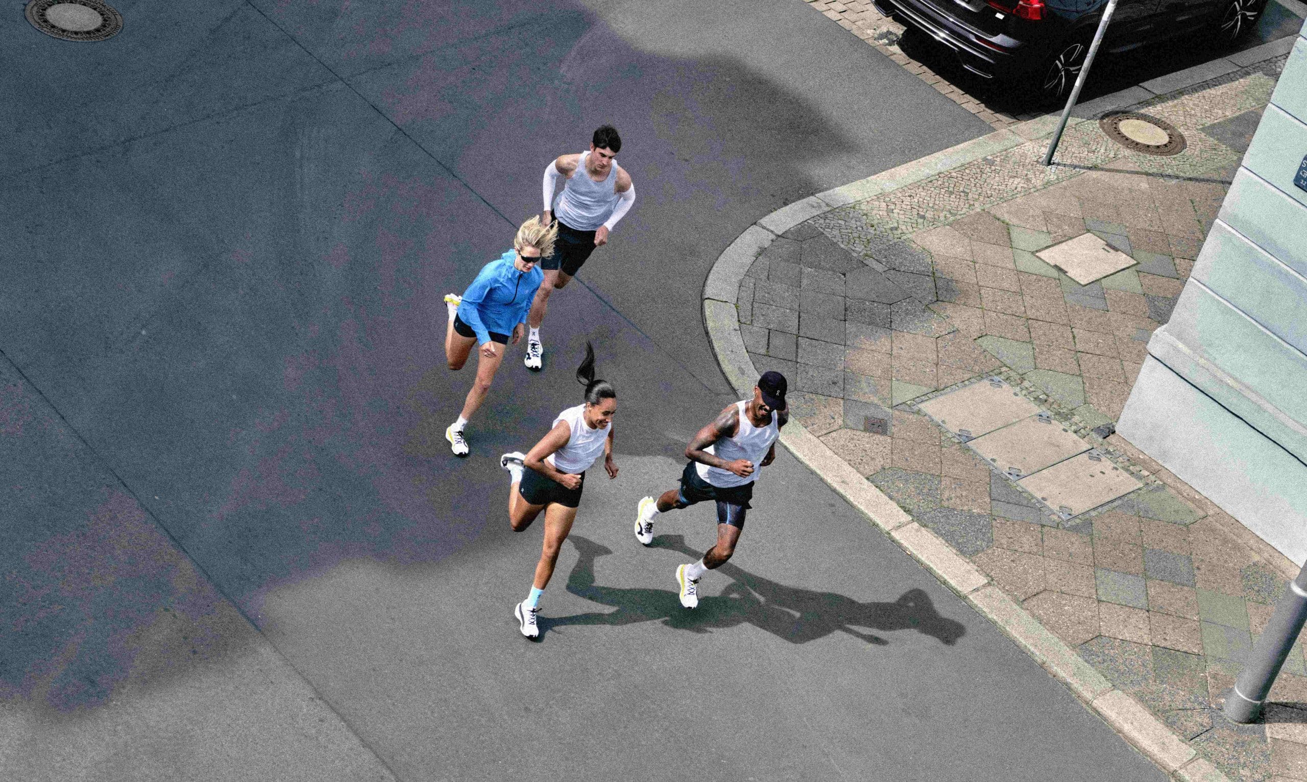 Depuis quelques années, le marché du running est dominé par les supershoes, ces chaussures à plaque carbone pensées pour courir très vite. De véritables avancées technologiques pour les élites, avec leur foulée dynamique et efficace. Mais ces modèles peuvent être très exigeants et pas toujours adaptés à tous. Alors qu’en est-il de la grande majorité des runners, ceux qui cherchent avant tout de la protection, de la structure et du confort pour leur course ? C’est justement pour cette raison que la toute nouvelle On Cloudboom Max a été pensée : une chaussure de compétition conçue pour accompagner les marathoniens visant un chrono entre 4h00 et 4h30. En clair : une chaussure performante, mais surtout pensée pour tenir les 42,195 km avec plaisir et sérénité.