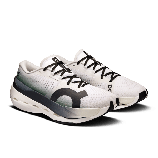 Depuis quelques années, le marché du running est dominé par les supershoes, ces chaussures à plaque carbone pensées pour courir très vite. De véritables avancées technologiques pour les élites, avec leur foulée dynamique et efficace. Mais ces modèles peuvent être très exigeants et pas toujours adaptés à tous. Alors qu’en est-il de la grande majorité des runners, ceux qui cherchent avant tout de la protection, de la structure et du confort pour leur course ? C’est justement pour cette raison que la toute nouvelle On Cloudboom Max a été pensée : une chaussure de compétition conçue pour accompagner les marathoniens visant un chrono entre 4h00 et 4h30. En clair : une chaussure performante, mais surtout pensée pour tenir les 42,195 km avec plaisir et sérénité.