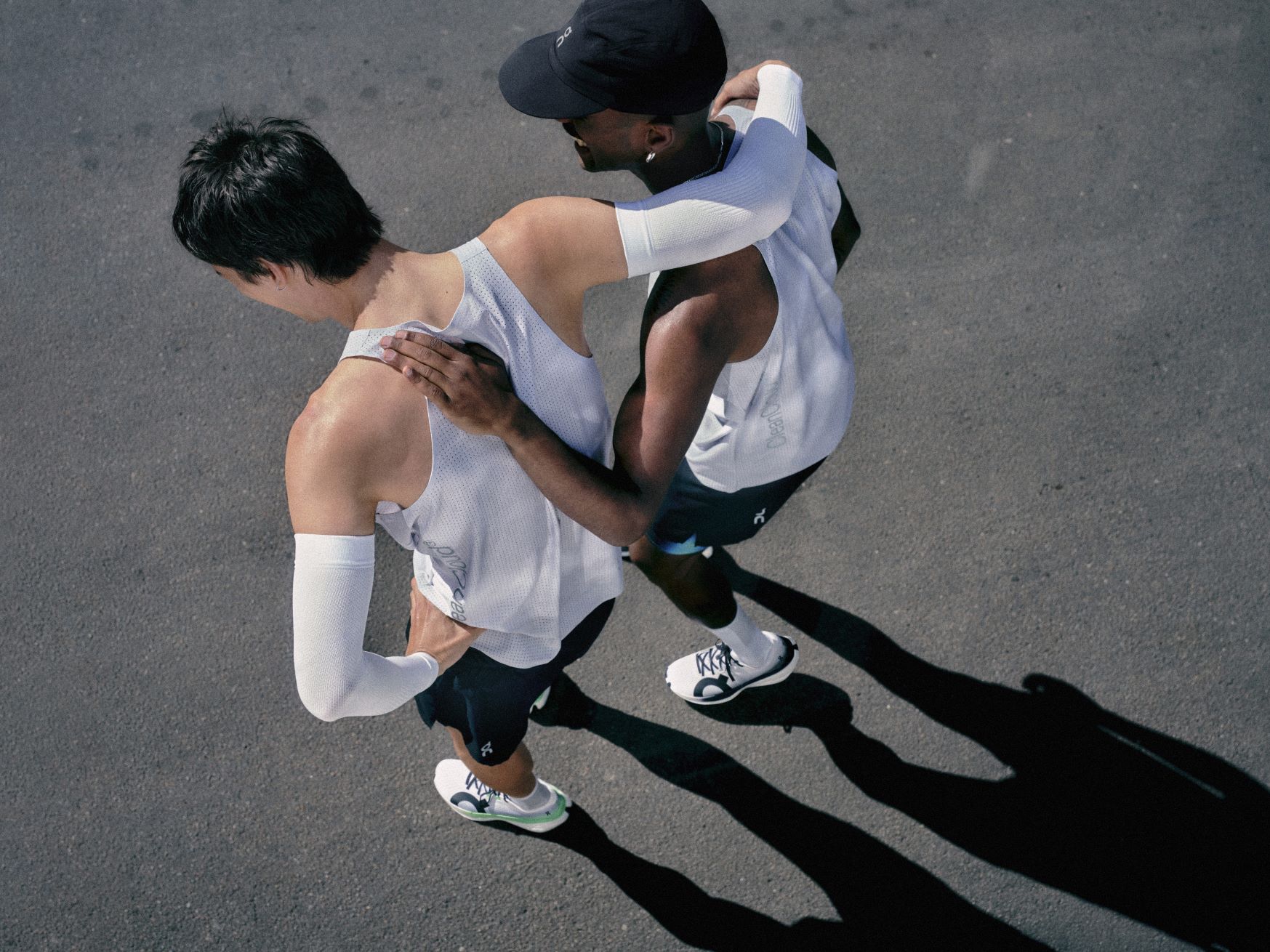 Depuis quelques années, le marché du running est dominé par les supershoes, ces chaussures à plaque carbone pensées pour courir très vite. De véritables avancées technologiques pour les élites, avec leur foulée dynamique et efficace. Mais ces modèles peuvent être très exigeants et pas toujours adaptés à tous. Alors qu’en est-il de la grande majorité des runners, ceux qui cherchent avant tout de la protection, de la structure et du confort pour leur course ? C’est justement pour cette raison que la toute nouvelle On Cloudboom Max a été pensée : une chaussure de compétition conçue pour accompagner les marathoniens visant un chrono entre 4h00 et 4h30. En clair : une chaussure performante, mais surtout pensée pour tenir les 42,195 km avec plaisir et sérénité.