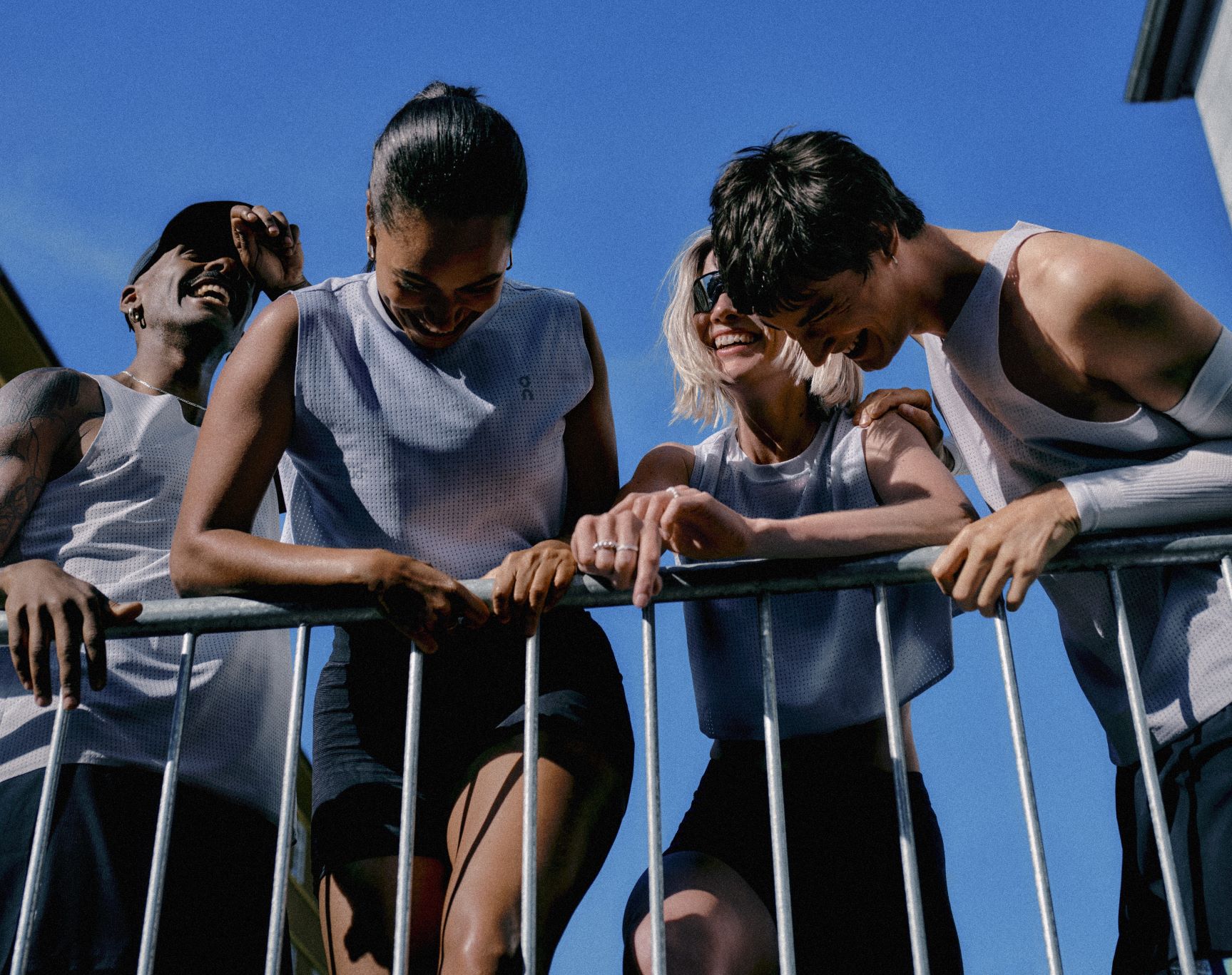 Depuis quelques années, le marché du running est dominé par les supershoes, ces chaussures à plaque carbone pensées pour courir très vite. De véritables avancées technologiques pour les élites, avec leur foulée dynamique et efficace. Mais ces modèles peuvent être très exigeants et pas toujours adaptés à tous. Alors qu’en est-il de la grande majorité des runners, ceux qui cherchent avant tout de la protection, de la structure et du confort pour leur course ? C’est justement pour cette raison que la toute nouvelle On Cloudboom Max a été pensée : une chaussure de compétition conçue pour accompagner les marathoniens visant un chrono entre 4h00 et 4h30. En clair : une chaussure performante, mais surtout pensée pour tenir les 42,195 km avec plaisir et sérénité.