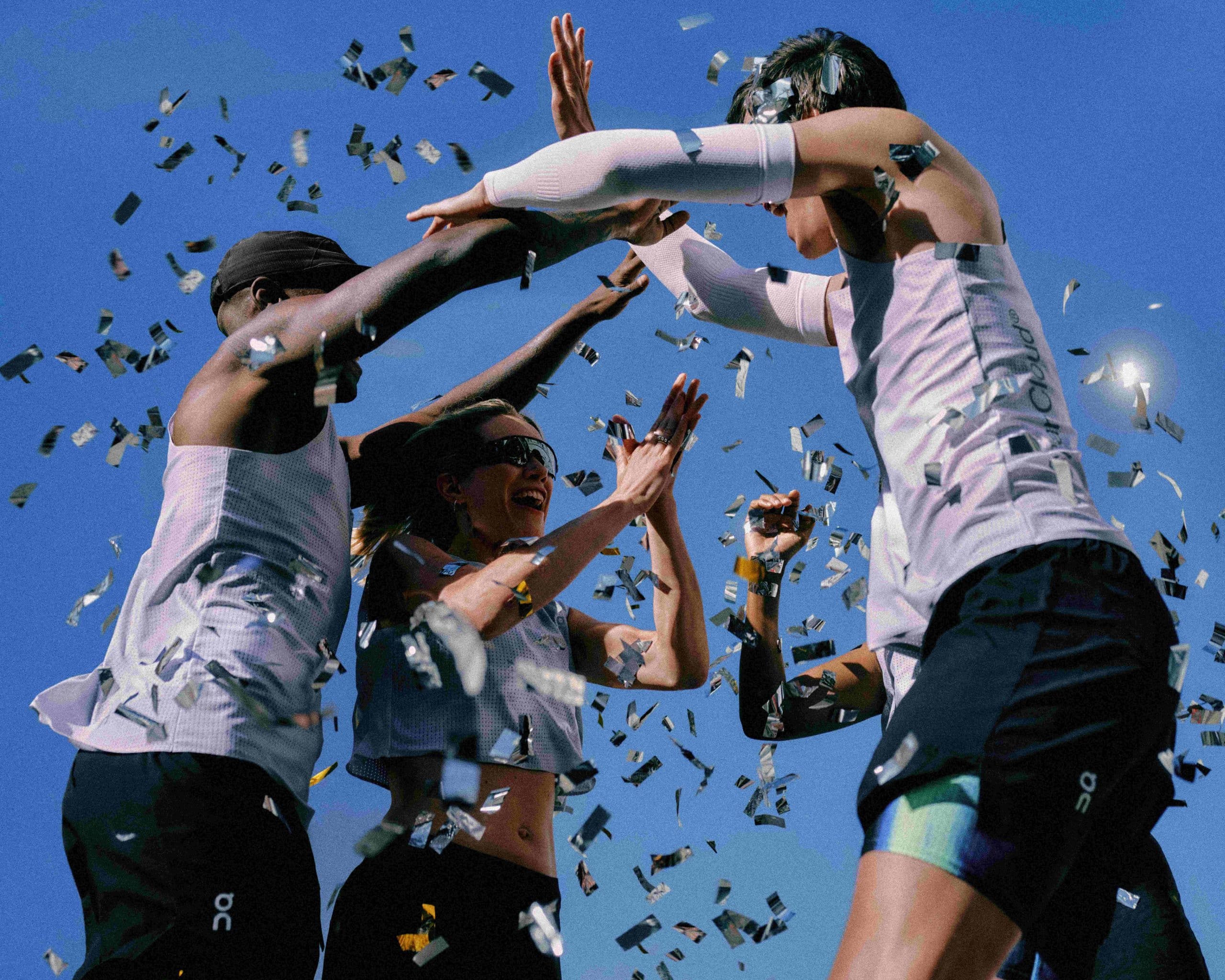 Depuis quelques années, le marché du running est dominé par les supershoes, ces chaussures à plaque carbone pensées pour courir très vite. De véritables avancées technologiques pour les élites, avec leur foulée dynamique et efficace. Mais ces modèles peuvent être très exigeants et pas toujours adaptés à tous. Alors qu’en est-il de la grande majorité des runners, ceux qui cherchent avant tout de la protection, de la structure et du confort pour leur course ? C’est justement pour cette raison que la toute nouvelle On Cloudboom Max a été pensée : une chaussure de compétition conçue pour accompagner les marathoniens visant un chrono entre 4h00 et 4h30. En clair : une chaussure performante, mais surtout pensée pour tenir les 42,195 km avec plaisir et sérénité.