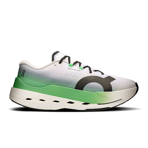 Depuis quelques années, le marché du running est dominé par les supershoes, ces chaussures à plaque carbone pensées pour courir très vite. De véritables avancées technologiques pour les élites, avec leur foulée dynamique et efficace. Mais ces modèles peuvent être très exigeants et pas toujours adaptés à tous. Alors qu’en est-il de la grande majorité des runners, ceux qui cherchent avant tout de la protection, de la structure et du confort pour leur course ? C’est justement pour cette raison que la toute nouvelle On Cloudboom Max a été pensée : une chaussure de compétition conçue pour accompagner les marathoniens visant un chrono entre 4h00 et 4h30. En clair : une chaussure performante, mais surtout pensée pour tenir les 42,195 km avec plaisir et sérénité.