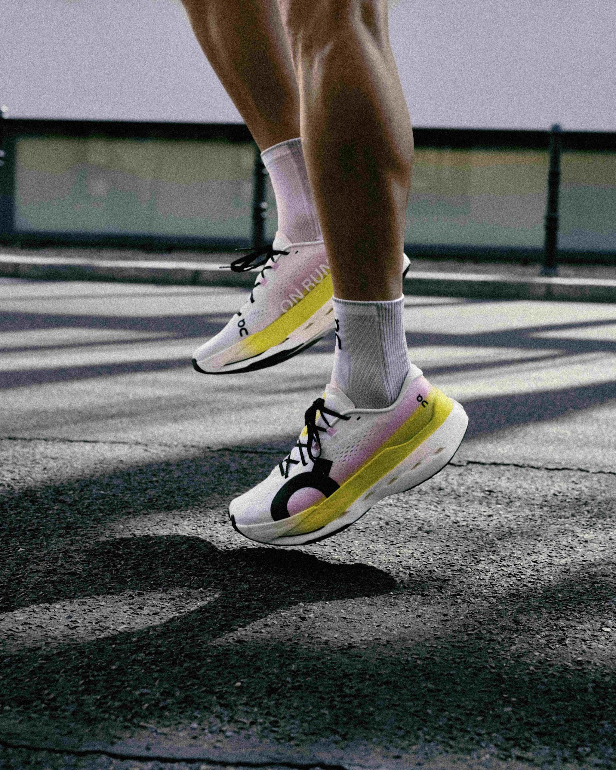 Depuis quelques années, le marché du running est dominé par les supershoes, ces chaussures à plaque carbone pensées pour courir très vite. De véritables avancées technologiques pour les élites, avec leur foulée dynamique et efficace. Mais ces modèles peuvent être très exigeants et pas toujours adaptés à tous. Alors qu’en est-il de la grande majorité des runners, ceux qui cherchent avant tout de la protection, de la structure et du confort pour leur course ? C’est justement pour cette raison que la toute nouvelle On Cloudboom Max a été pensée : une chaussure de compétition conçue pour accompagner les marathoniens visant un chrono entre 4h00 et 4h30. En clair : une chaussure performante, mais surtout pensée pour tenir les 42,195 km avec plaisir et sérénité.