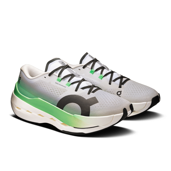 Depuis quelques années, le marché du running est dominé par les supershoes, ces chaussures à plaque carbone pensées pour courir très vite. De véritables avancées technologiques pour les élites, avec leur foulée dynamique et efficace. Mais ces modèles peuvent être très exigeants et pas toujours adaptés à tous. Alors qu’en est-il de la grande majorité des runners, ceux qui cherchent avant tout de la protection, de la structure et du confort pour leur course ? C’est justement pour cette raison que la toute nouvelle On Cloudboom Max a été pensée : une chaussure de compétition conçue pour accompagner les marathoniens visant un chrono entre 4h00 et 4h30. En clair : une chaussure performante, mais surtout pensée pour tenir les 42,195 km avec plaisir et sérénité.