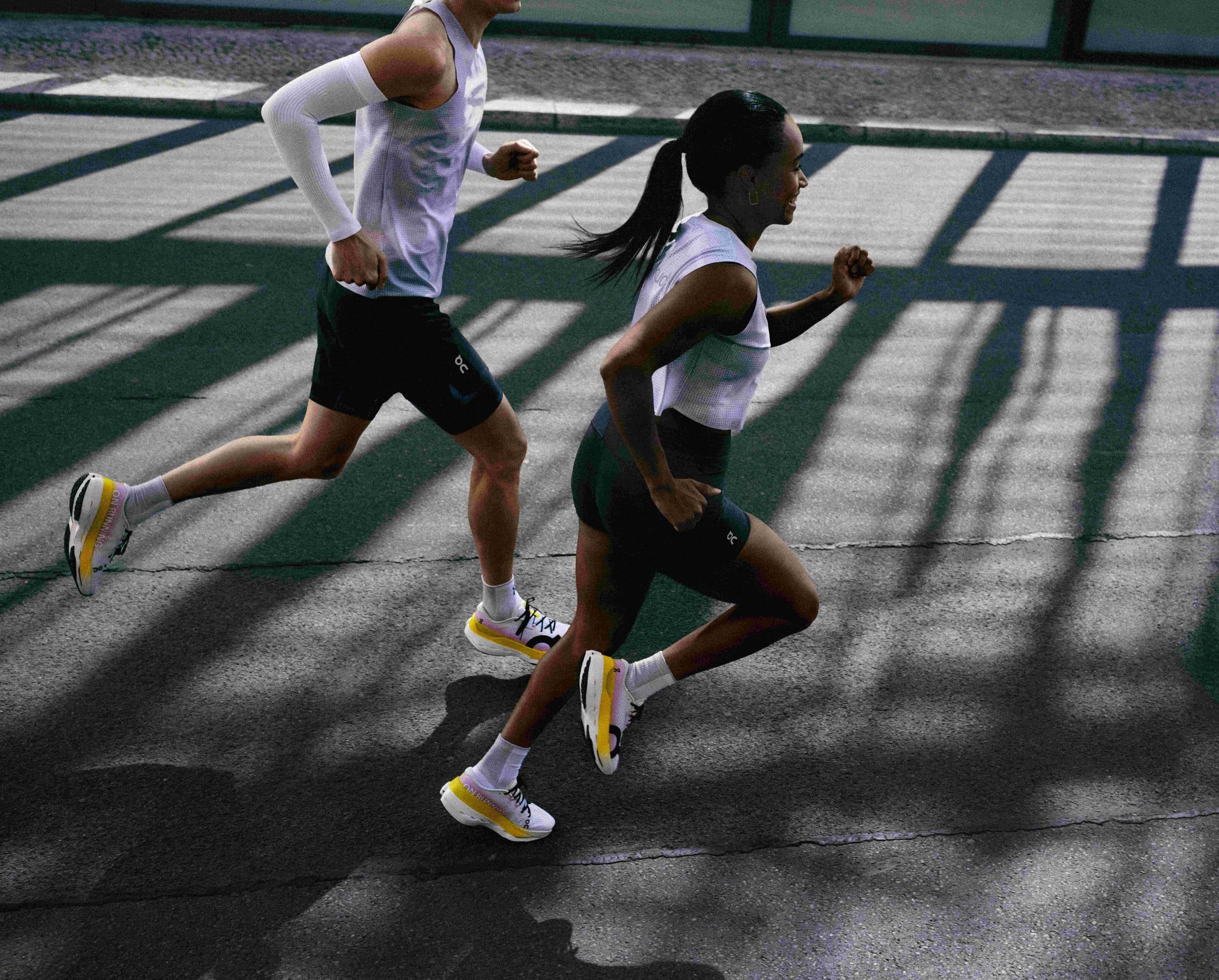Depuis quelques années, le marché du running est dominé par les supershoes, ces chaussures à plaque carbone pensées pour courir très vite. De véritables avancées technologiques pour les élites, avec leur foulée dynamique et efficace. Mais ces modèles peuvent être très exigeants et pas toujours adaptés à tous. Alors qu’en est-il de la grande majorité des runners, ceux qui cherchent avant tout de la protection, de la structure et du confort pour leur course ? C’est justement pour cette raison que la toute nouvelle On Cloudboom Max a été pensée : une chaussure de compétition conçue pour accompagner les marathoniens visant un chrono entre 4h00 et 4h30. En clair : une chaussure performante, mais surtout pensée pour tenir les 42,195 km avec plaisir et sérénité.