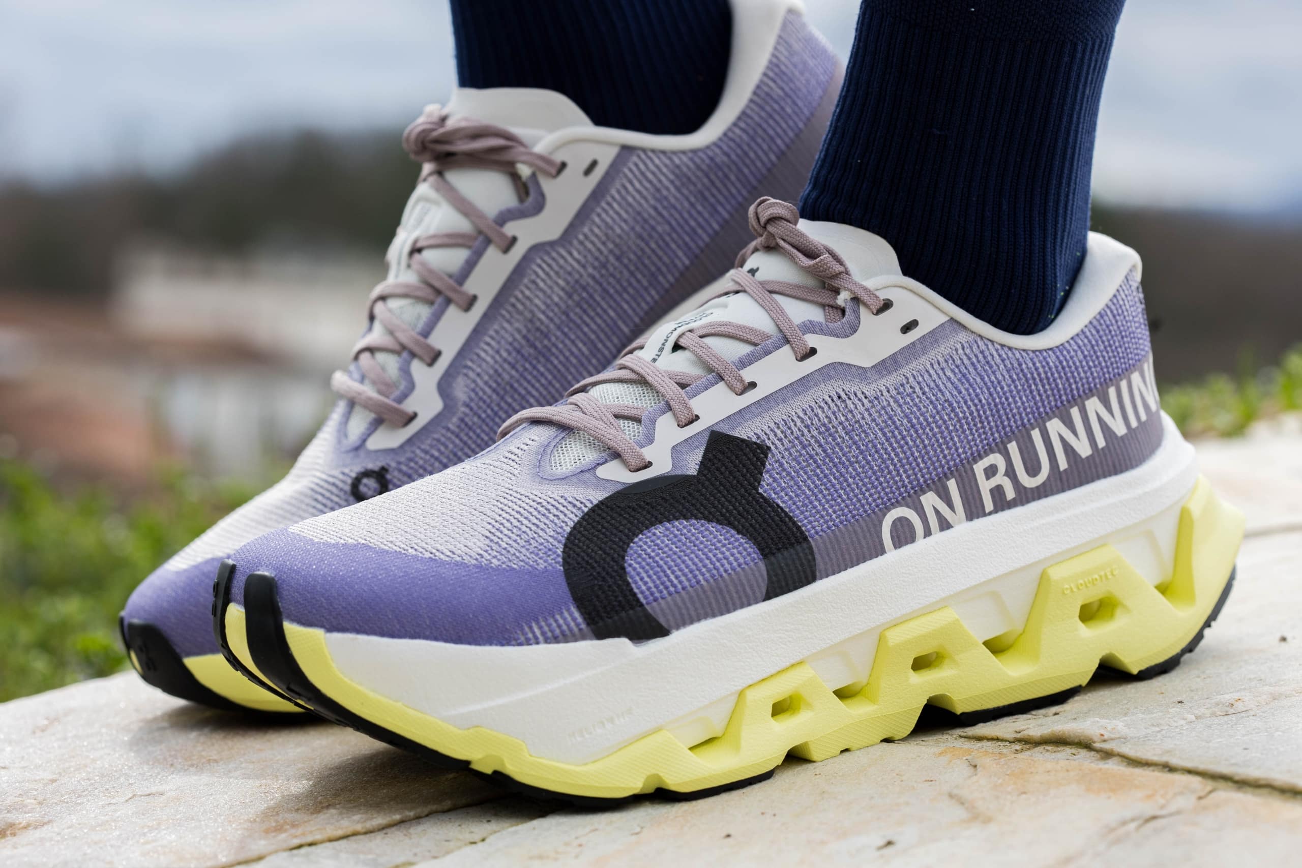 Dans la foulée de la sortie de la Cloudmonster 3, la marque helvète On a dévoilé la Cloudmonster 3 Hyper. Une chaussure qui combine amorti généreux et dynamisme, pensée pour avaler les kilomètres. Marathons.com l’a mise à l’épreuve ces dernières semaines lors de différents types d’entraînements, entre footings, sorties longues et séances un peu plus rythmées.