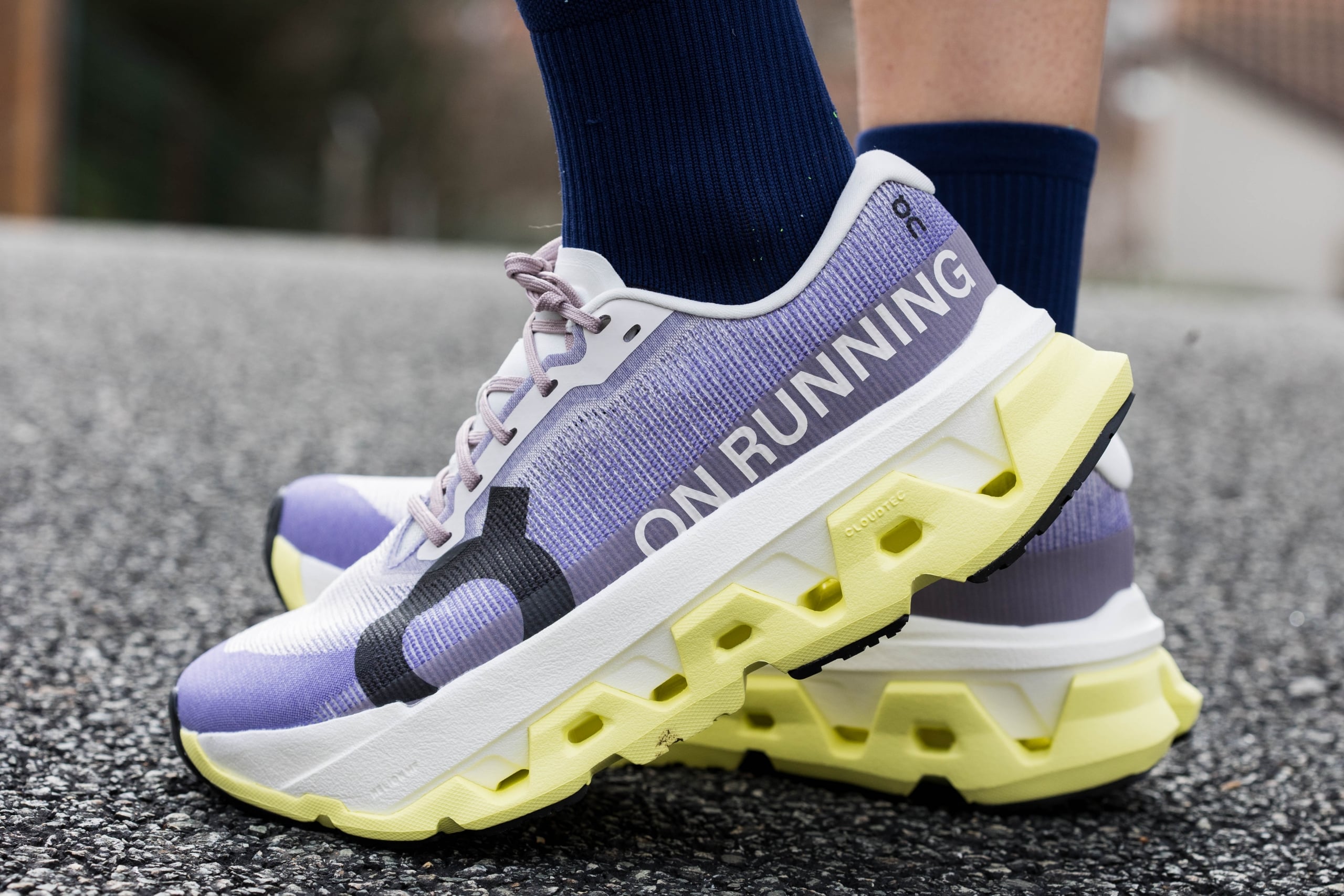 Dans la foulée de la sortie de la Cloudmonster 3, la marque helvète On a dévoilé la Cloudmonster 3 Hyper. Une chaussure qui combine amorti généreux et dynamisme, pensée pour avaler les kilomètres. Marathons.com l’a mise à l’épreuve ces dernières semaines lors de différents types d’entraînements, entre footings, sorties longues et séances un peu plus rythmées.