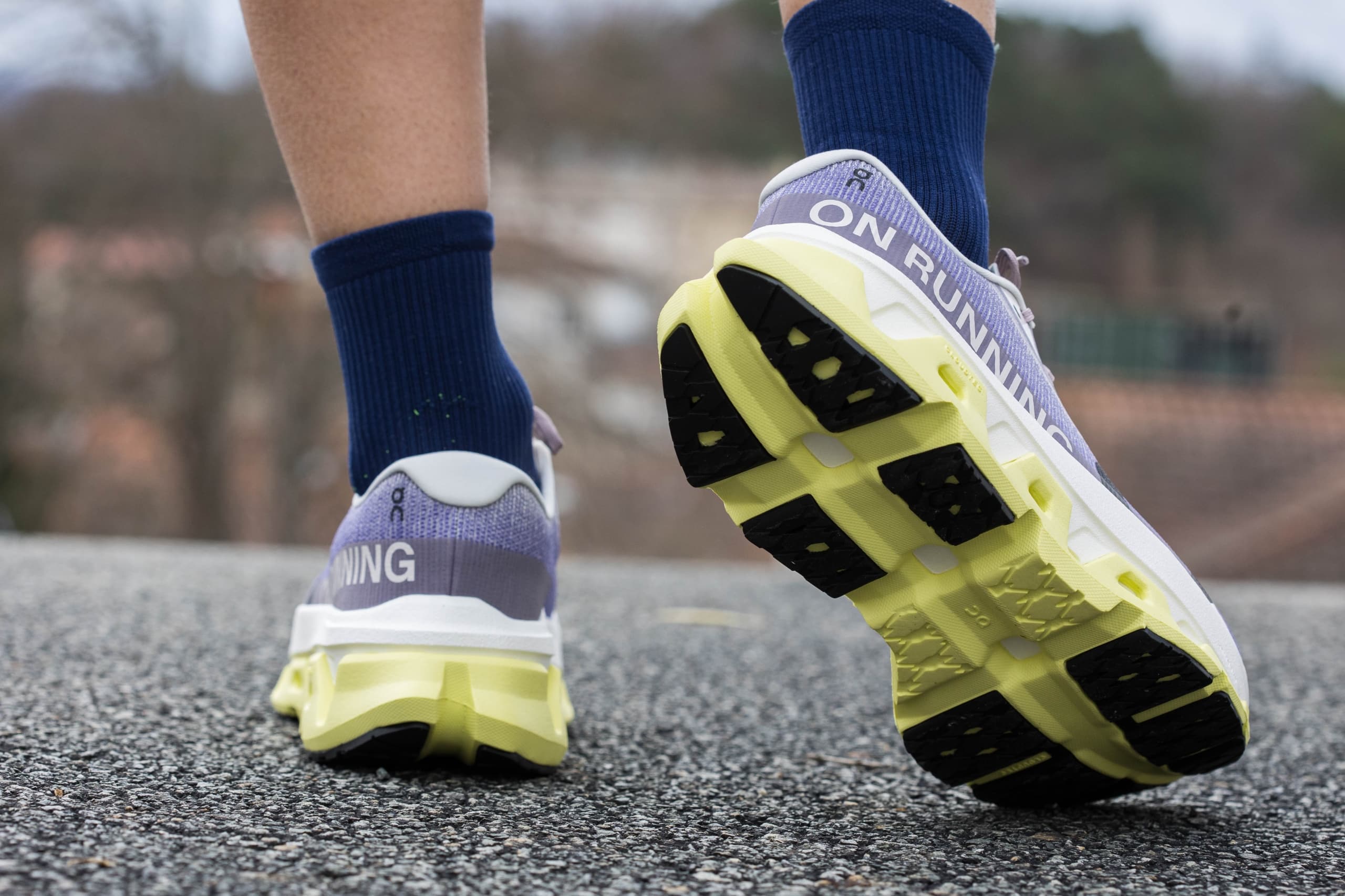 Dans la foulée de la sortie de la Cloudmonster 3, la marque helvète On a dévoilé la Cloudmonster 3 Hyper. Une chaussure qui combine amorti généreux et dynamisme, pensée pour avaler les kilomètres. Marathons.com l’a mise à l’épreuve ces dernières semaines lors de différents types d’entraînements, entre footings, sorties longues et séances un peu plus rythmées.