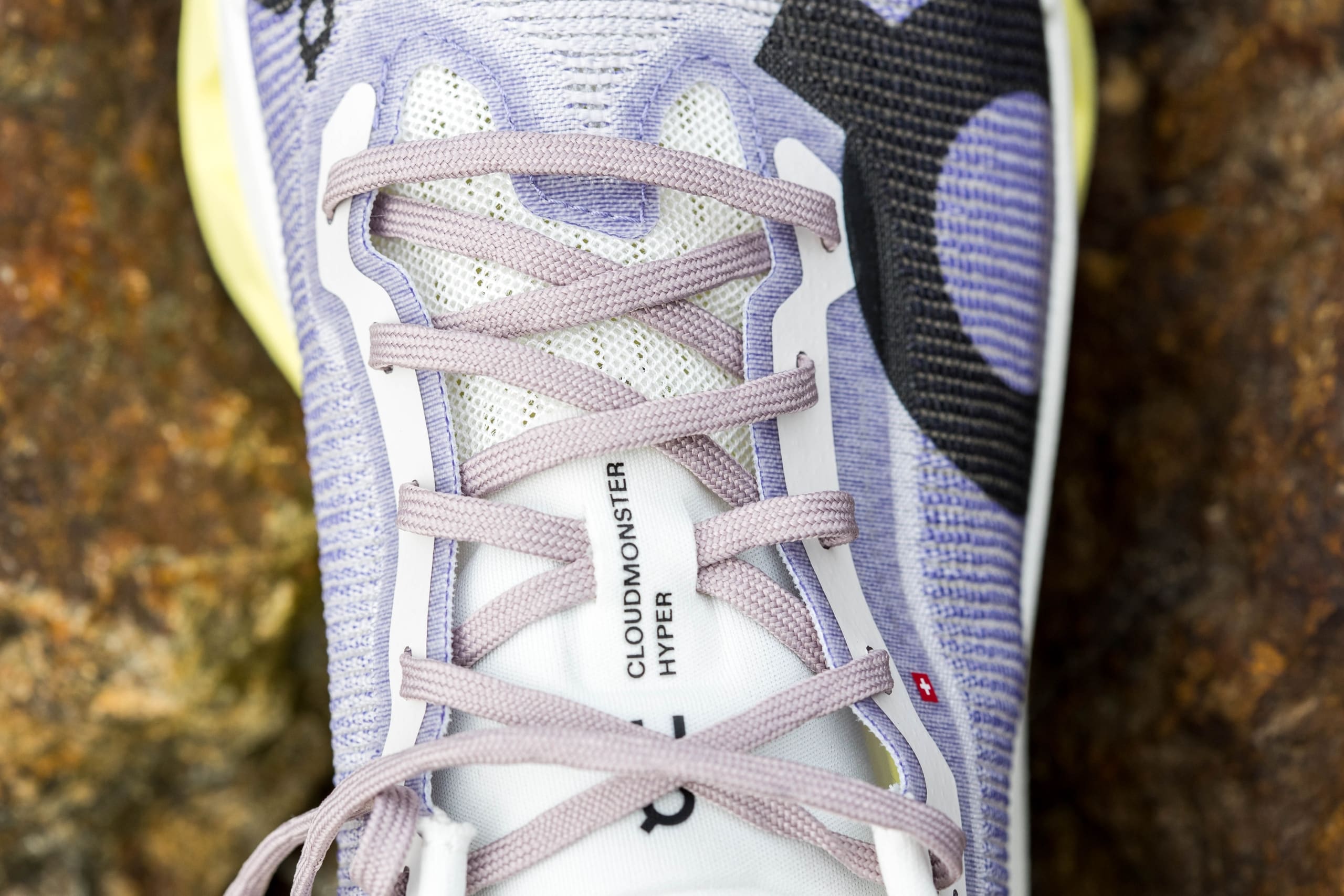 Dans la foulée de la sortie de la Cloudmonster 3, la marque helvète On a dévoilé la Cloudmonster 3 Hyper. Une chaussure qui combine amorti généreux et dynamisme, pensée pour avaler les kilomètres. Marathons.com l’a mise à l’épreuve ces dernières semaines lors de différents types d’entraînements, entre footings, sorties longues et séances un peu plus rythmées.