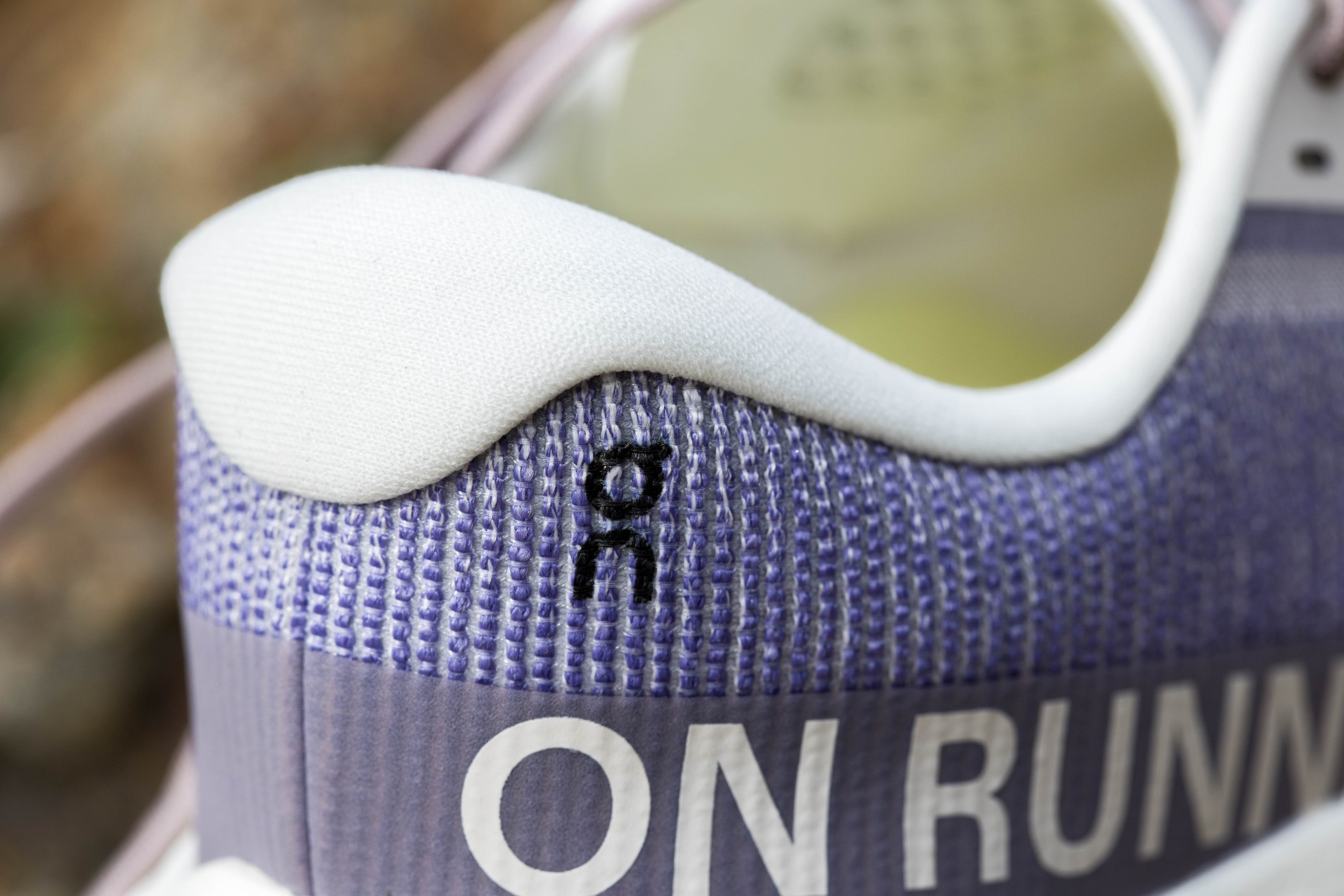 Dans la foulée de la sortie de la Cloudmonster 3, la marque helvète On a dévoilé la Cloudmonster 3 Hyper. Une chaussure qui combine amorti généreux et dynamisme, pensée pour avaler les kilomètres. Marathons.com l’a mise à l’épreuve ces dernières semaines lors de différents types d’entraînements, entre footings, sorties longues et séances un peu plus rythmées.