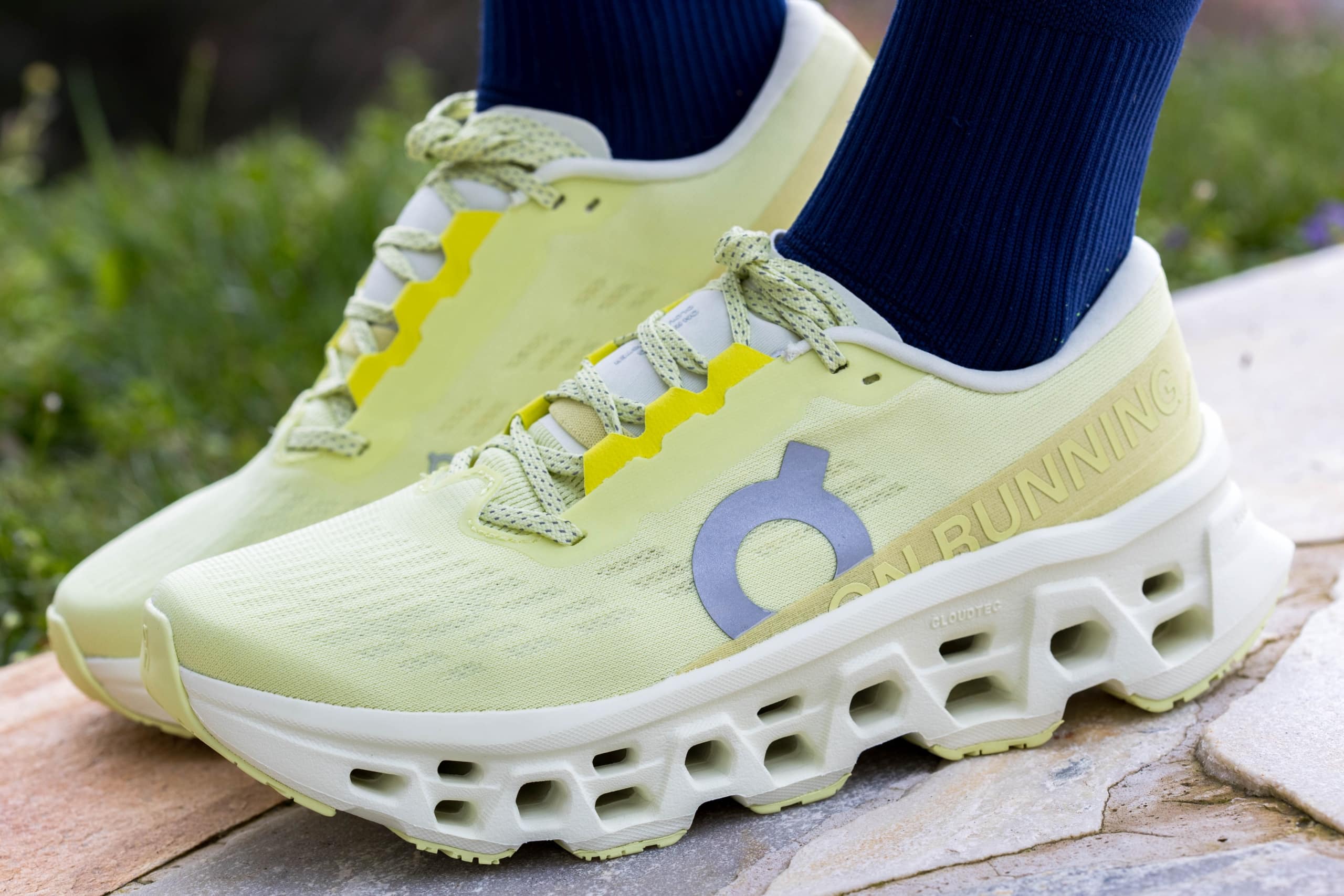 Test On Cloudmonster 3 : notre avis après 100 km sur ce modèle daily trainer confortable avec amorti CloudTec pour les runs du quotidien.