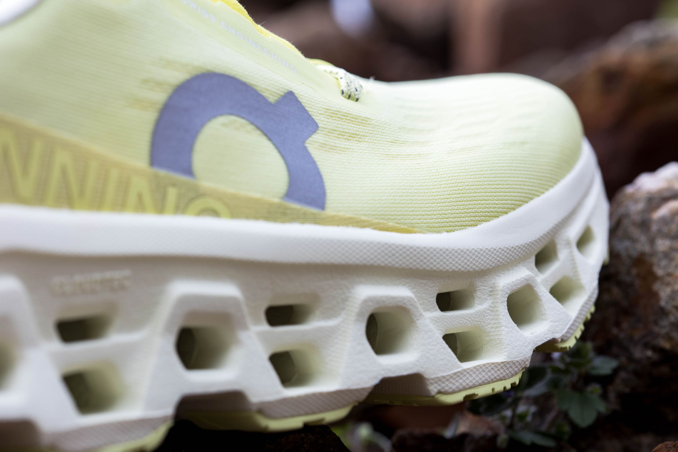 Test On Cloudmonster 3 : notre avis après 100 km sur ce modèle daily trainer confortable avec amorti CloudTec pour les runs du quotidien.