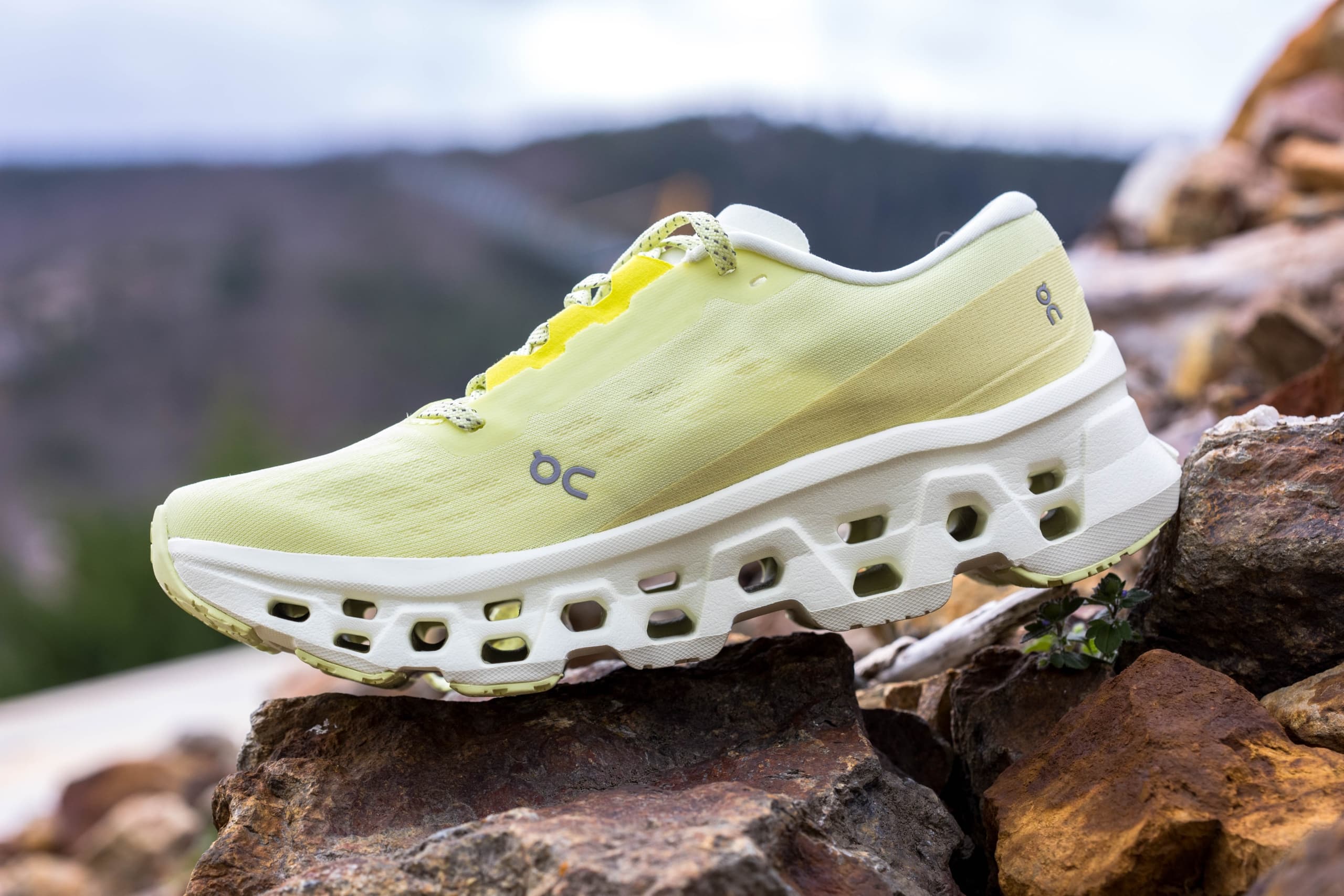 Test On Cloudmonster 3 : notre avis après 100 km sur ce modèle daily trainer confortable avec amorti CloudTec pour les runs du quotidien.