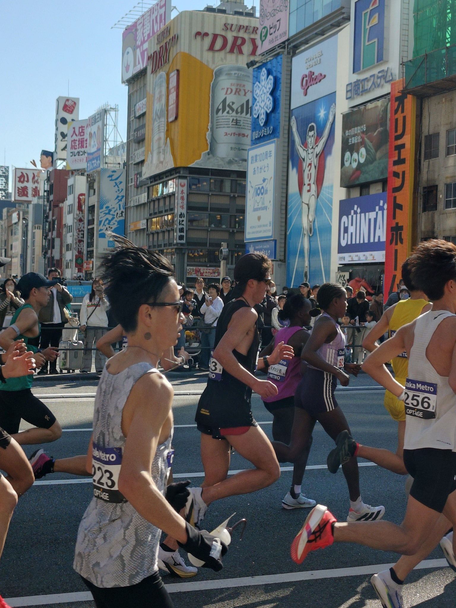 Marathon d’Osaka 2026 : Ibrahim Hassan s’impose en 2h05’20, 37 coureurs sous les 2h10, Ethan Shuley impressionne en 2h07’14 et Benjamin Choquert termine en 2h10. La densité japonaise au sommet.