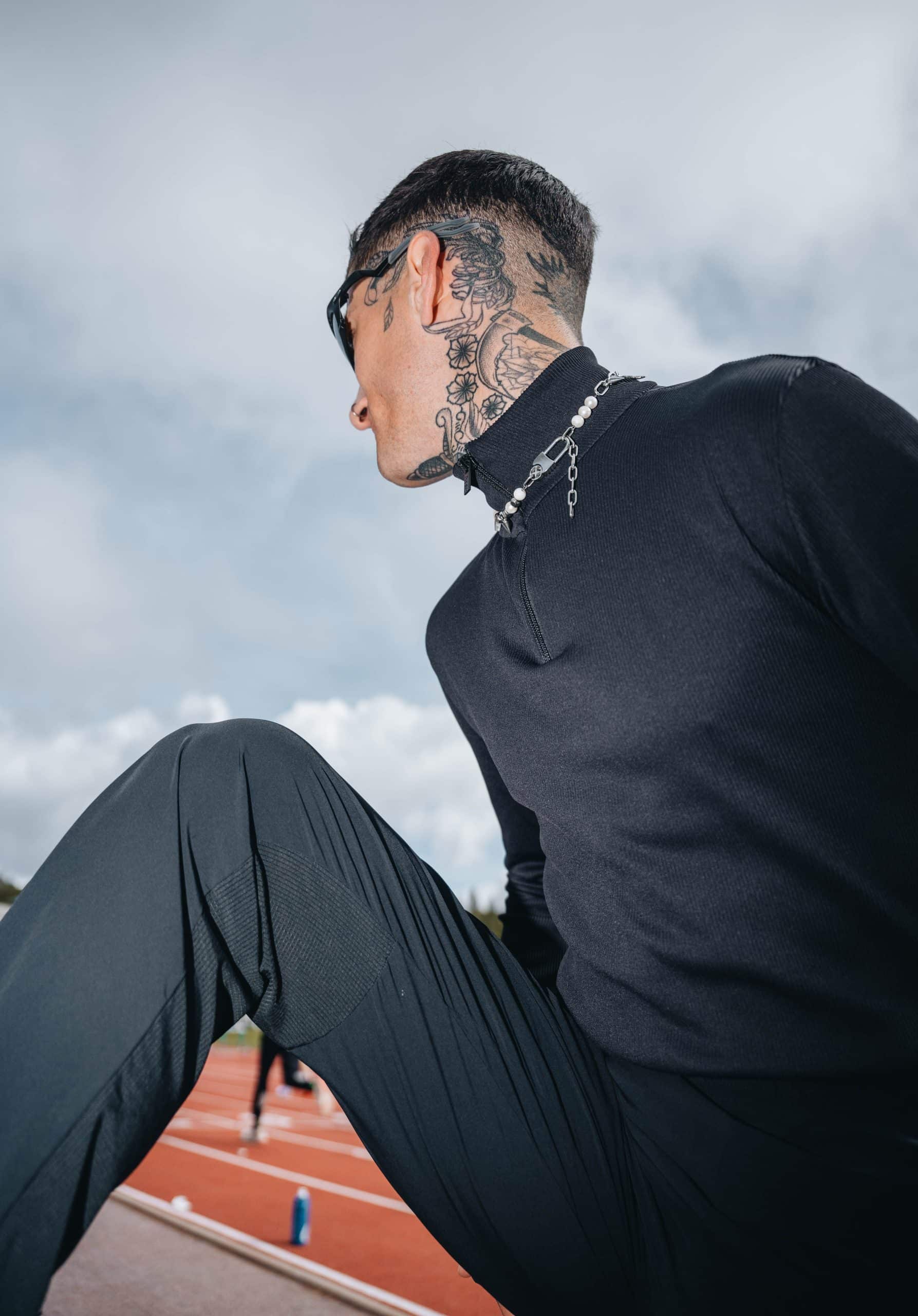 Athlète amateur de haut niveau, Romain Wyndaele se démarque grâce à ses tenues uniques. Rencontre avec un esthète de la performance.
