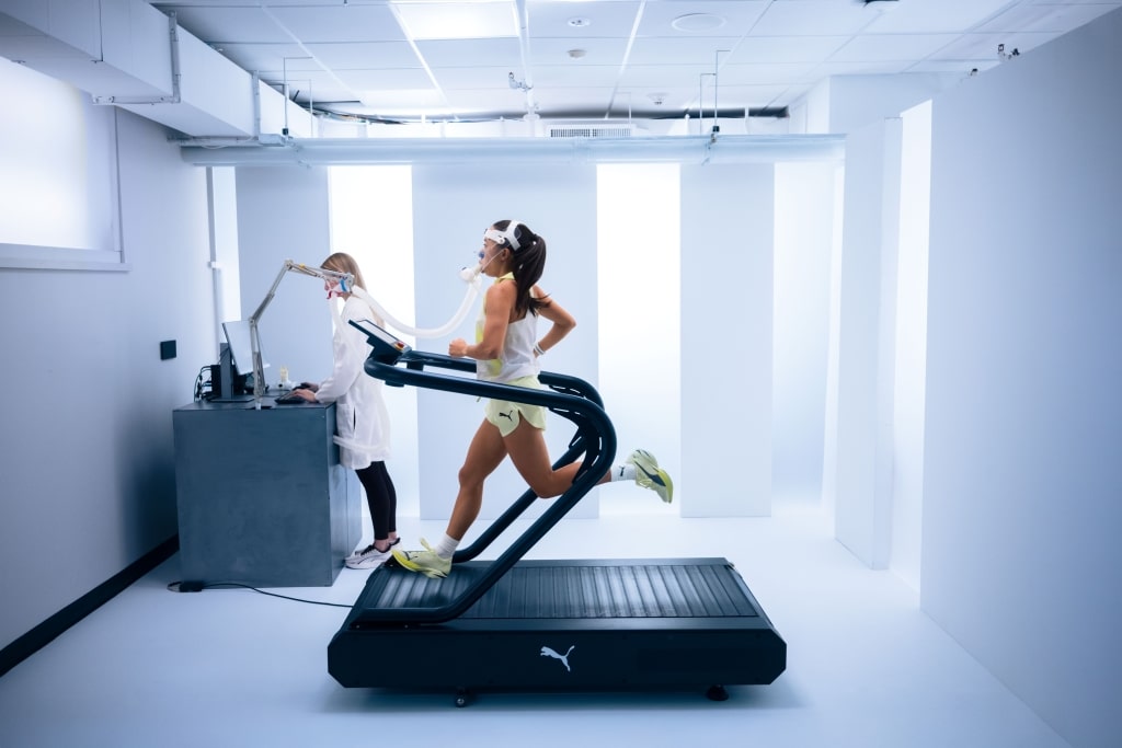 PUMA arrive en force au salon Run Experience du Marathon de Paris avec son NITRO LAB et la FAST-R 3. Une immersion scientifique pour tester son économie de course et découvrir toute la gamme NITRO.