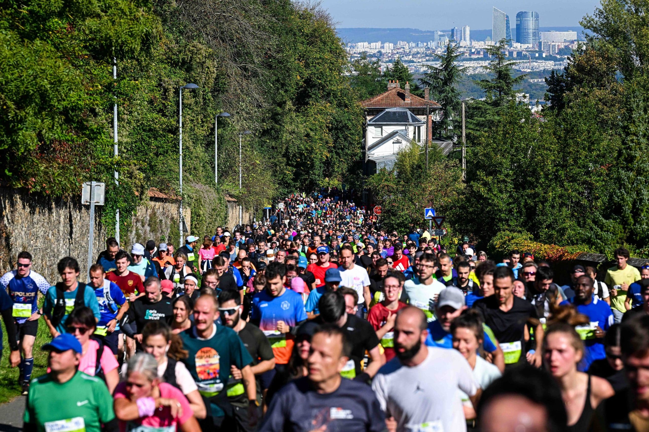 Ciel bleu, soleil éclatant et ambiance populaire : Paris-Versailles a encore offert ce dimanche une édition radieuse. Depuis la Tour Eiffel jusqu’au Château de Versailles, 25 000 coureurs ont avalé les 16,2 km de ce parcours mythique, entre fête populaire et véritable défi sportif. Dans ce décor de rêve, ce sont Mélody Julien (53'03) et Faustin Guigon (50'13) qui ont brillé en signant deux très belles performances.