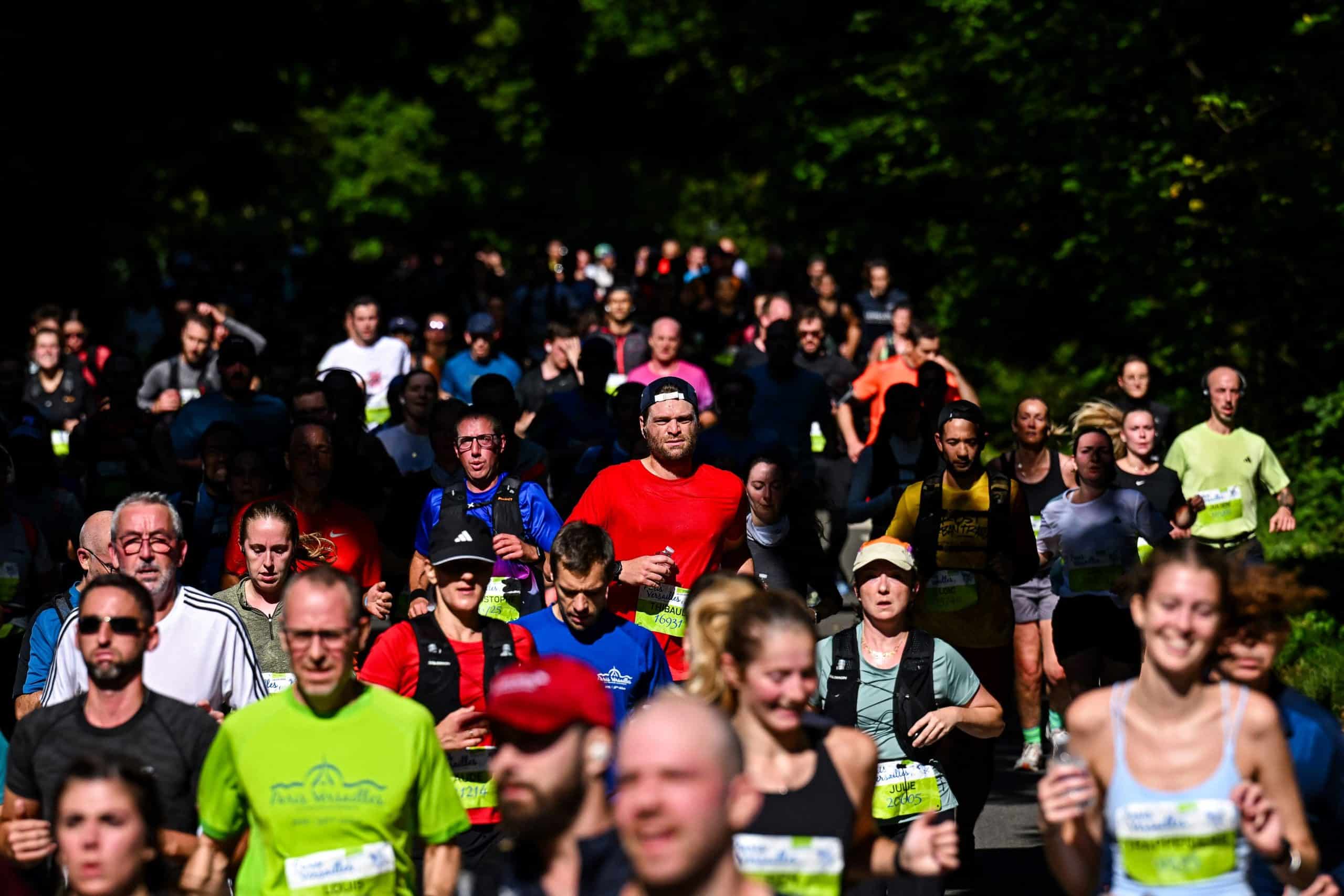 Ciel bleu, soleil éclatant et ambiance populaire : Paris-Versailles a encore offert ce dimanche une édition radieuse. Depuis la Tour Eiffel jusqu’au Château de Versailles, 25 000 coureurs ont avalé les 16,2 km de ce parcours mythique, entre fête populaire et véritable défi sportif. Dans ce décor de rêve, ce sont Mélody Julien (53'03) et Faustin Guigon (50'13) qui ont brillé en signant deux très belles performances.