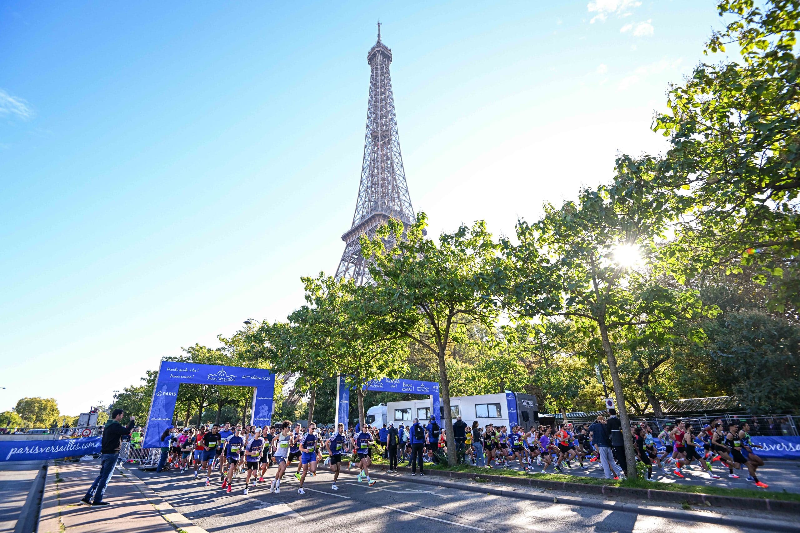 Ciel bleu, soleil éclatant et ambiance populaire : Paris-Versailles a encore offert ce dimanche une édition radieuse. Depuis la Tour Eiffel jusqu’au Château de Versailles, 25 000 coureurs ont avalé les 16,2 km de ce parcours mythique, entre fête populaire et véritable défi sportif. Dans ce décor de rêve, ce sont Mélody Julien (53'03) et Faustin Guigon (50'13) qui ont brillé en signant deux très belles performances.