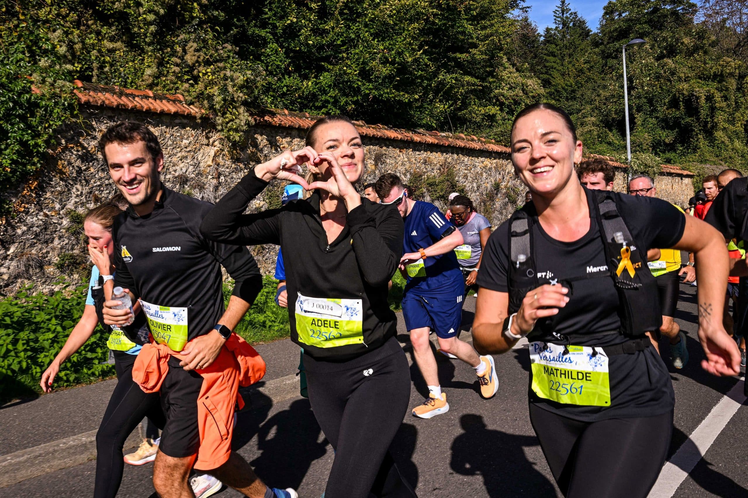 Ciel bleu, soleil éclatant et ambiance populaire : Paris-Versailles a encore offert ce dimanche une édition radieuse. Depuis la Tour Eiffel jusqu’au Château de Versailles, 25 000 coureurs ont avalé les 16,2 km de ce parcours mythique, entre fête populaire et véritable défi sportif. Dans ce décor de rêve, ce sont Mélody Julien (53'03) et Faustin Guigon (50'13) qui ont brillé en signant deux très belles performances.