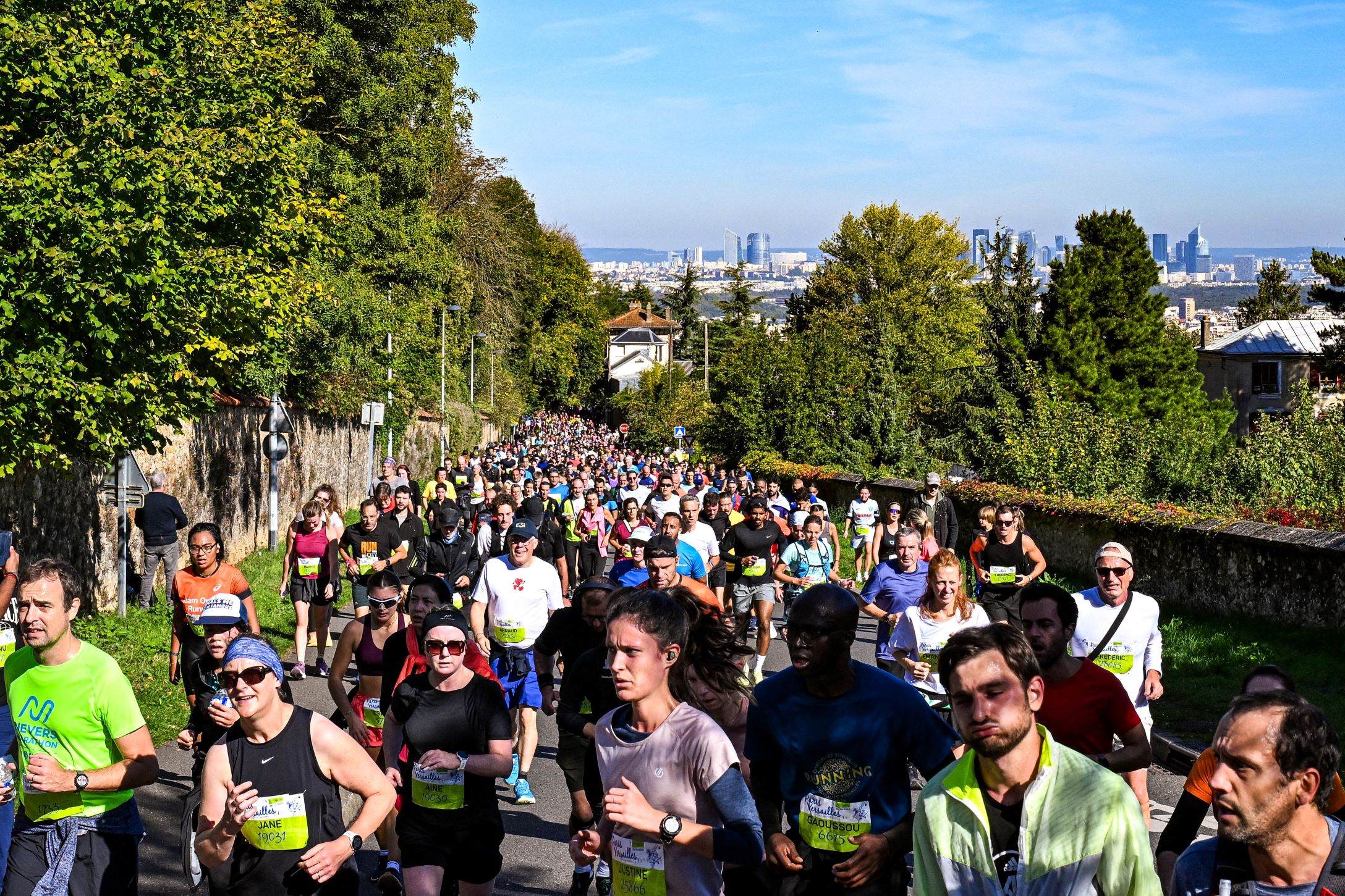 Ciel bleu, soleil éclatant et ambiance populaire : Paris-Versailles a encore offert ce dimanche une édition radieuse. Depuis la Tour Eiffel jusqu’au Château de Versailles, 25 000 coureurs ont avalé les 16,2 km de ce parcours mythique, entre fête populaire et véritable défi sportif. Dans ce décor de rêve, ce sont Mélody Julien (53'03) et Faustin Guigon (50'13) qui ont brillé en signant deux très belles performances.