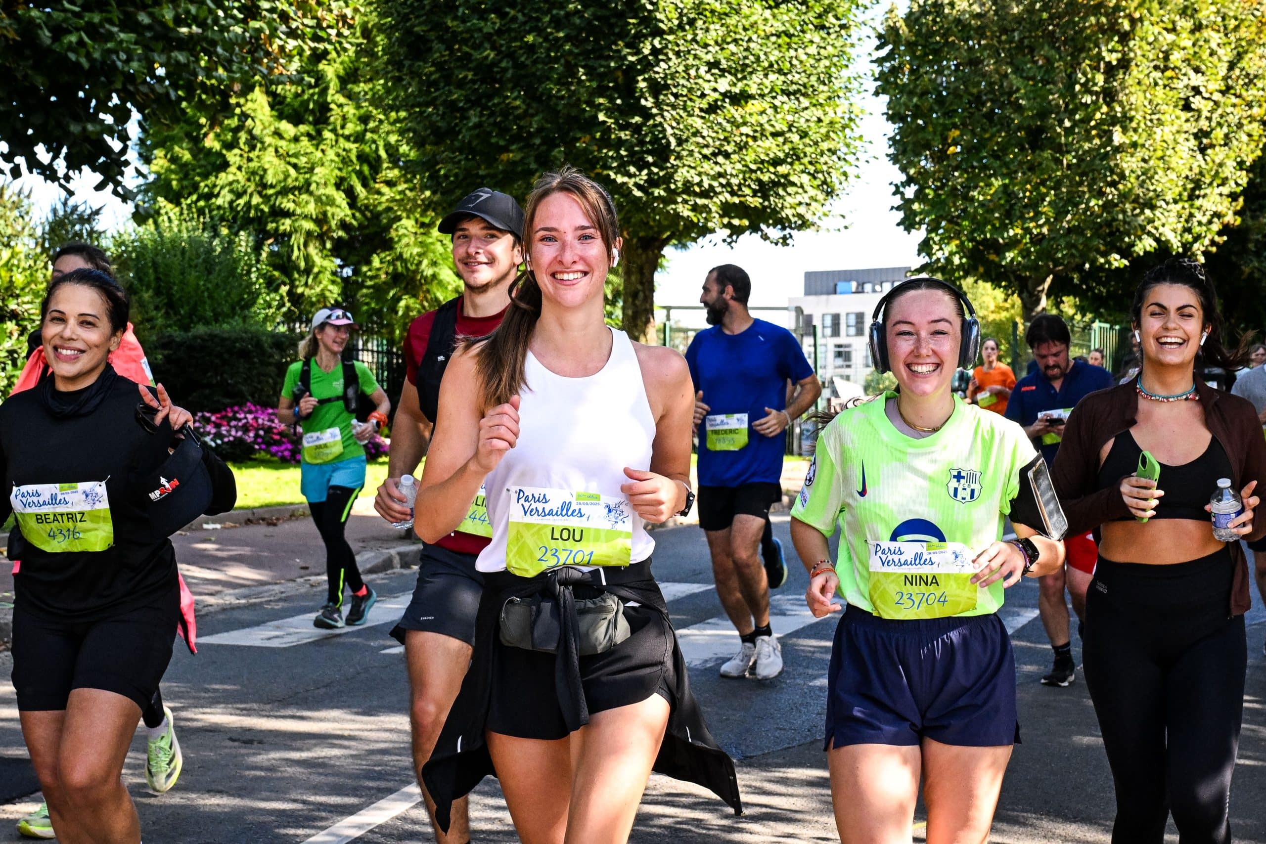 Ciel bleu, soleil éclatant et ambiance populaire : Paris-Versailles a encore offert ce dimanche une édition radieuse. Depuis la Tour Eiffel jusqu’au Château de Versailles, 25 000 coureurs ont avalé les 16,2 km de ce parcours mythique, entre fête populaire et véritable défi sportif. Dans ce décor de rêve, ce sont Mélody Julien (53'03) et Faustin Guigon (50'13) qui ont brillé en signant deux très belles performances.