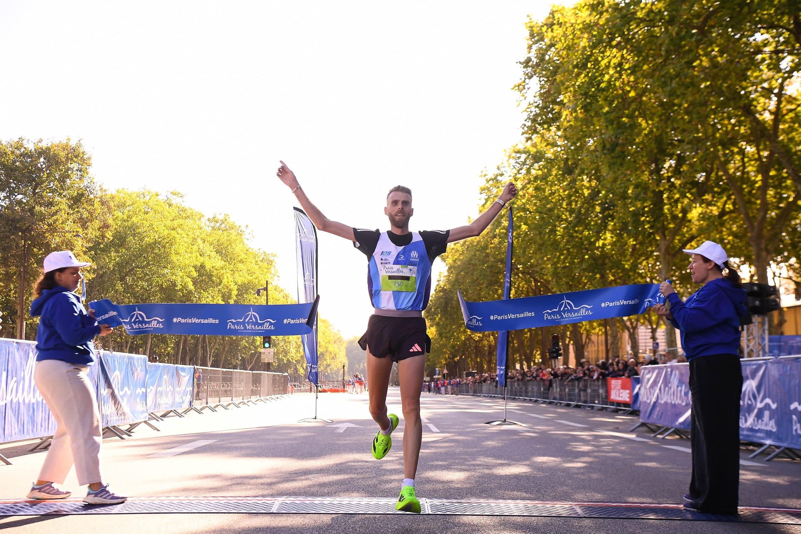 Ciel bleu, soleil éclatant et ambiance populaire : Paris-Versailles a encore offert ce dimanche une édition radieuse. Depuis la Tour Eiffel jusqu’au Château de Versailles, 25 000 coureurs ont avalé les 16,2 km de ce parcours mythique, entre fête populaire et véritable défi sportif. Dans ce décor de rêve, ce sont Mélody Julien (53'03) et Faustin Guigon (50'13) qui ont brillé en signant deux très belles performances.